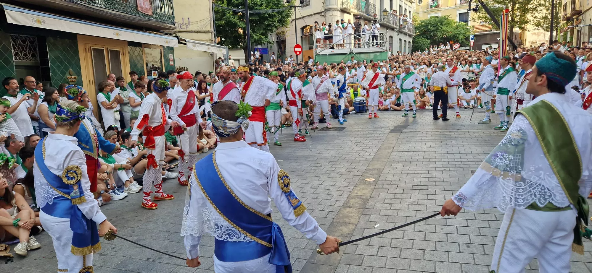 Actuación de los Danzantes en la plaza de San Lorenzo. Foto Myriam Martínez