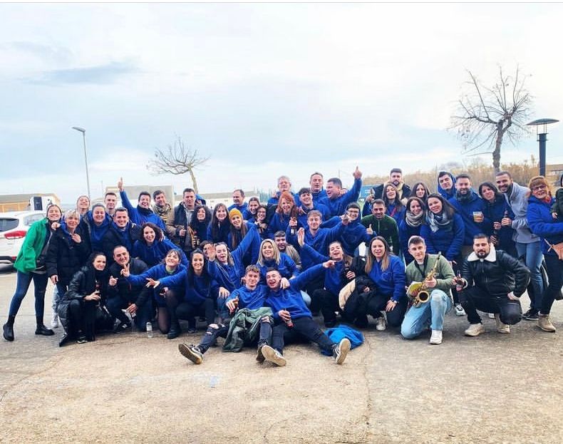 La charanga Garrampa con vecinos de Grañén en la celebración de San Julián La charanga Garrampa con vecinos de Grañén en la celebración de San Julián
