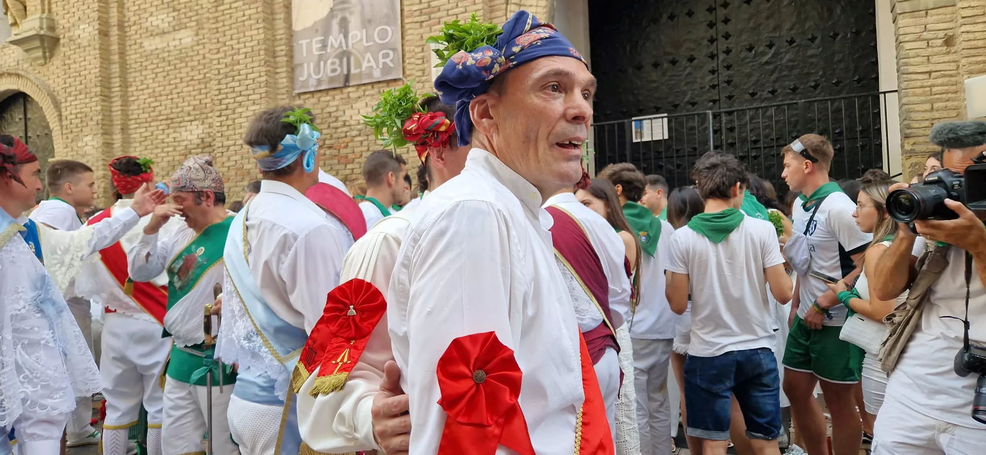 Actuación de los Danzantes en la plaza de San Lorenzo. Foto Myriam Martínez