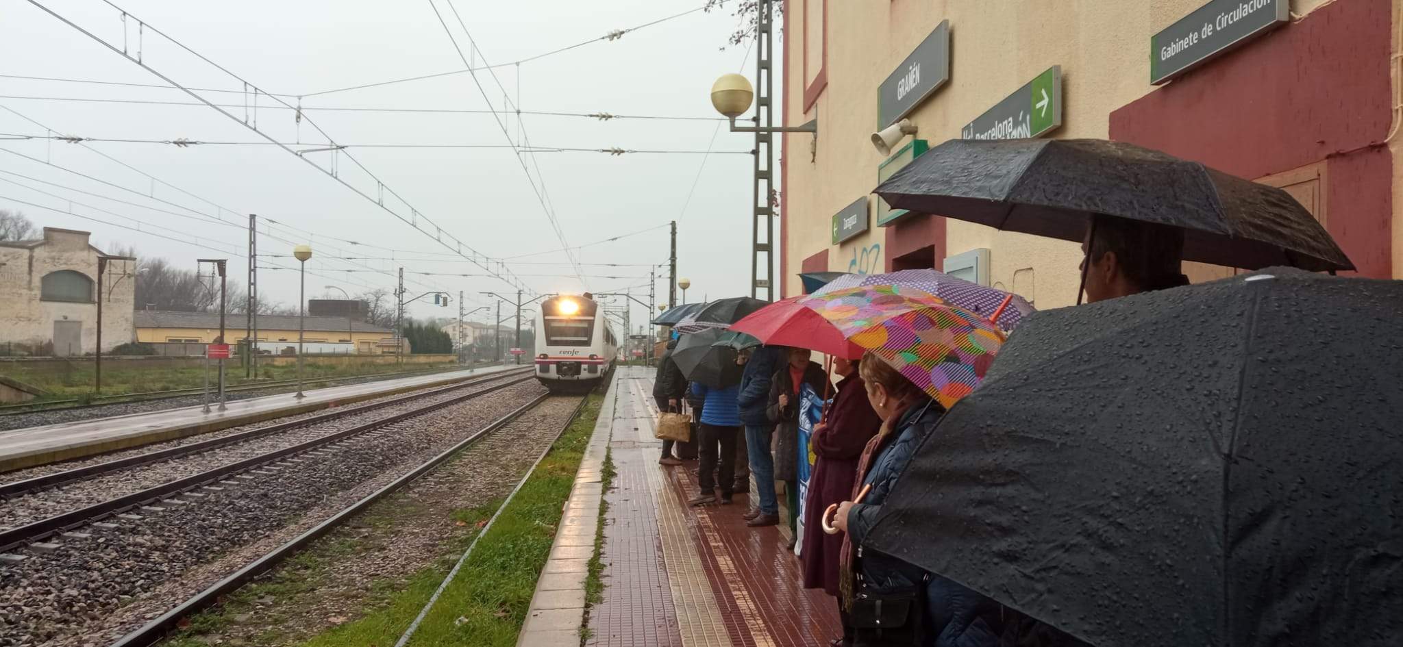 Concentración por el tren hasta Lérida en Grañén