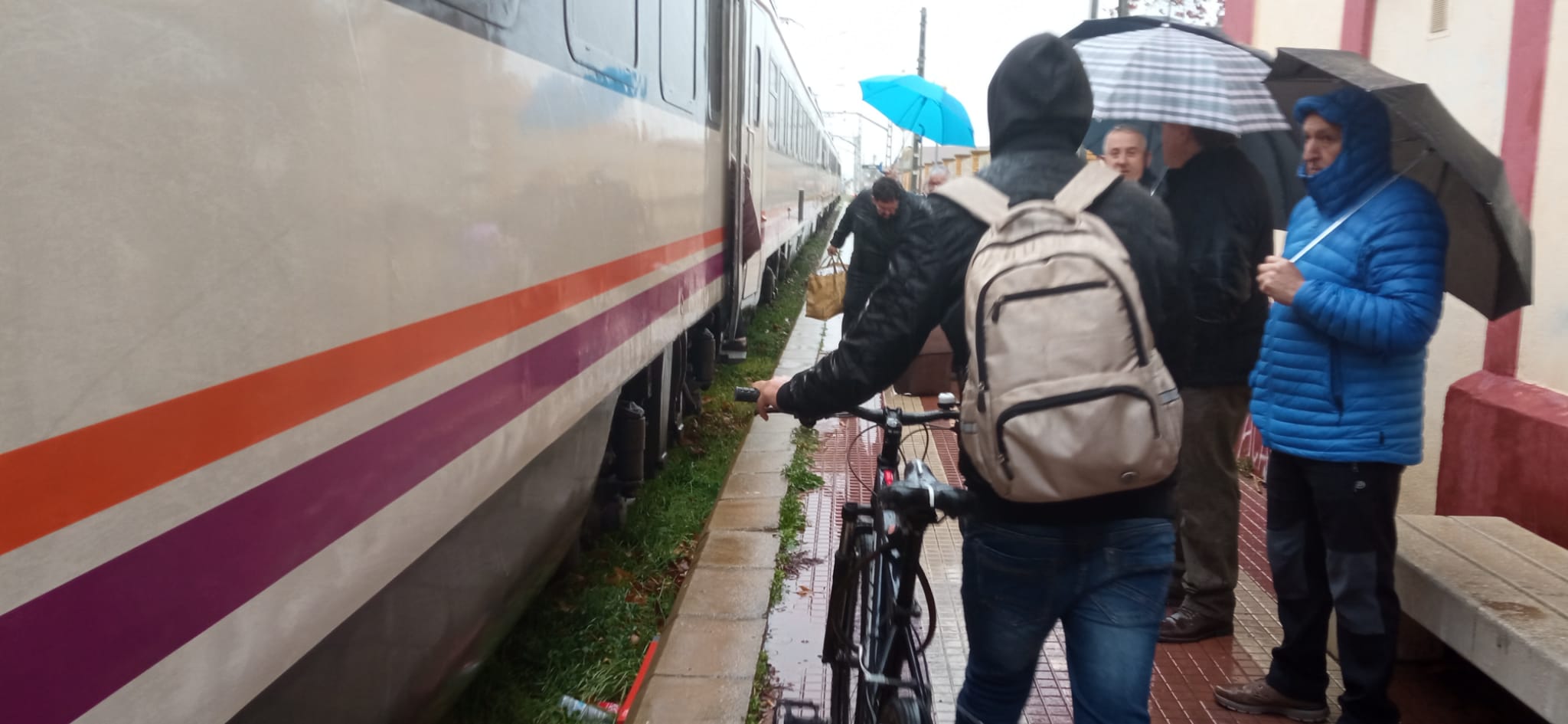Concentración por el tren hasta Lérida en Grañén