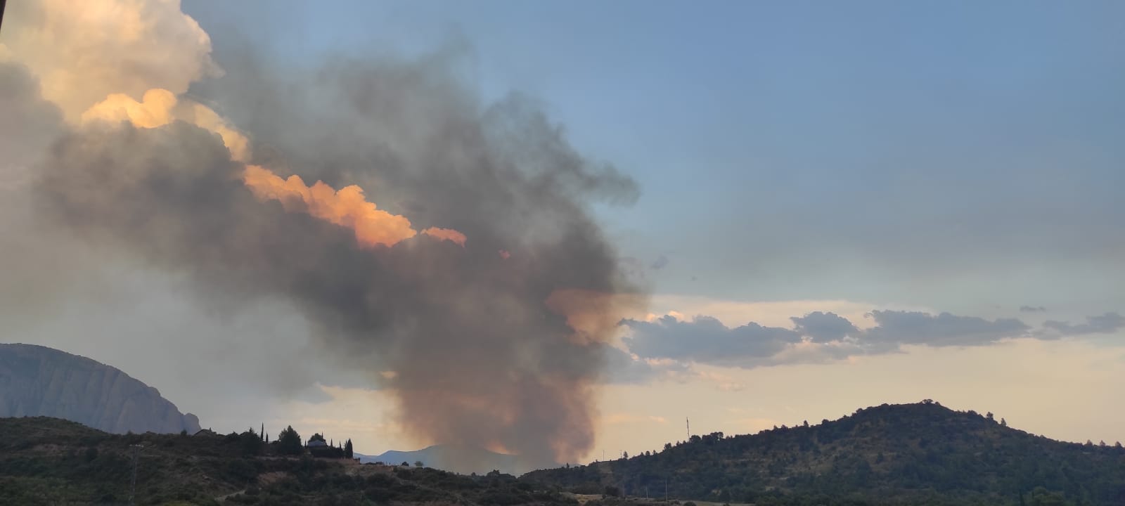 Imagen de la columna de humo generada por el incendio entre Murillo de Gállego y Agüero.