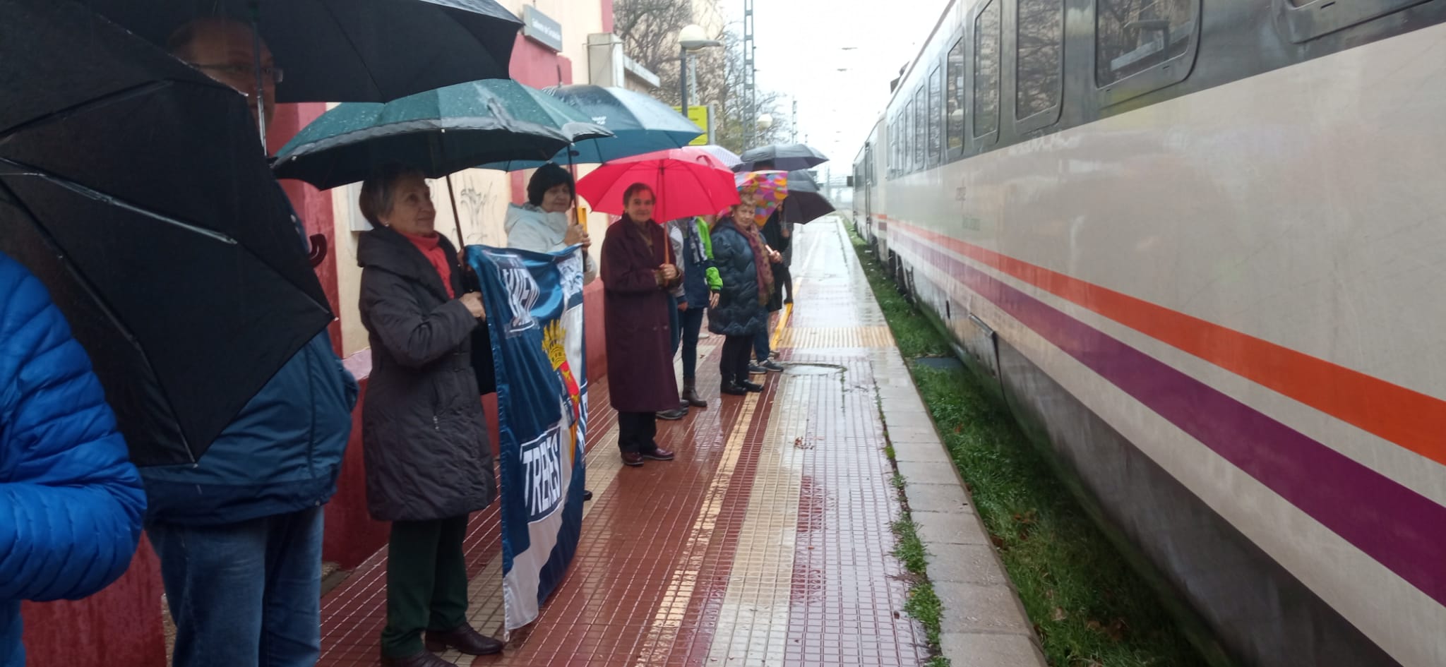 Concentración por el tren hasta Lérida en Grañén