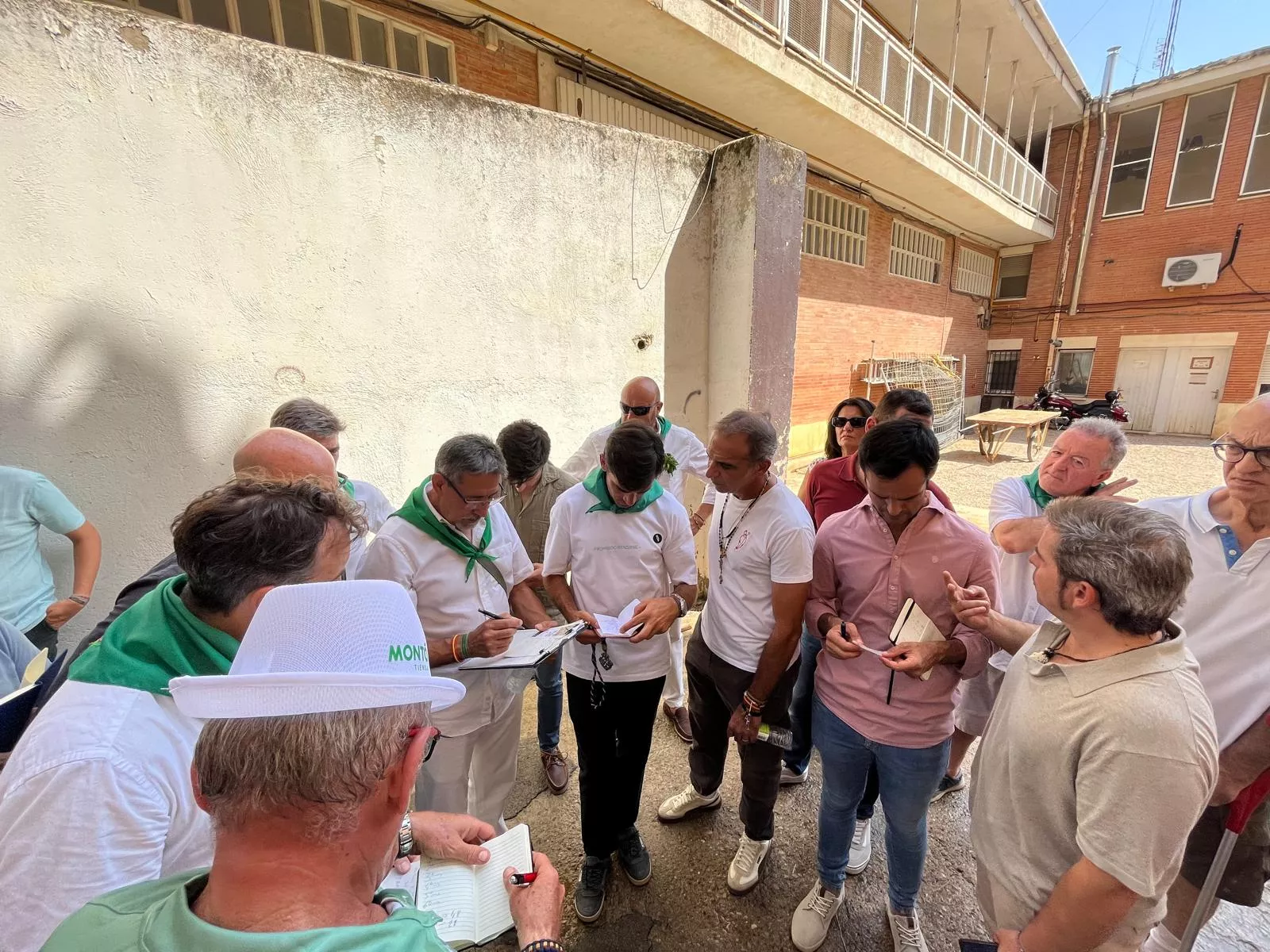 Imagen del sorteo de este domingo en la plaza de toros de Huesca. Foto: Adri Mora Imagen del sorteo de este domingo en la plaza de toros de Huesca. Foto: Adri Mora