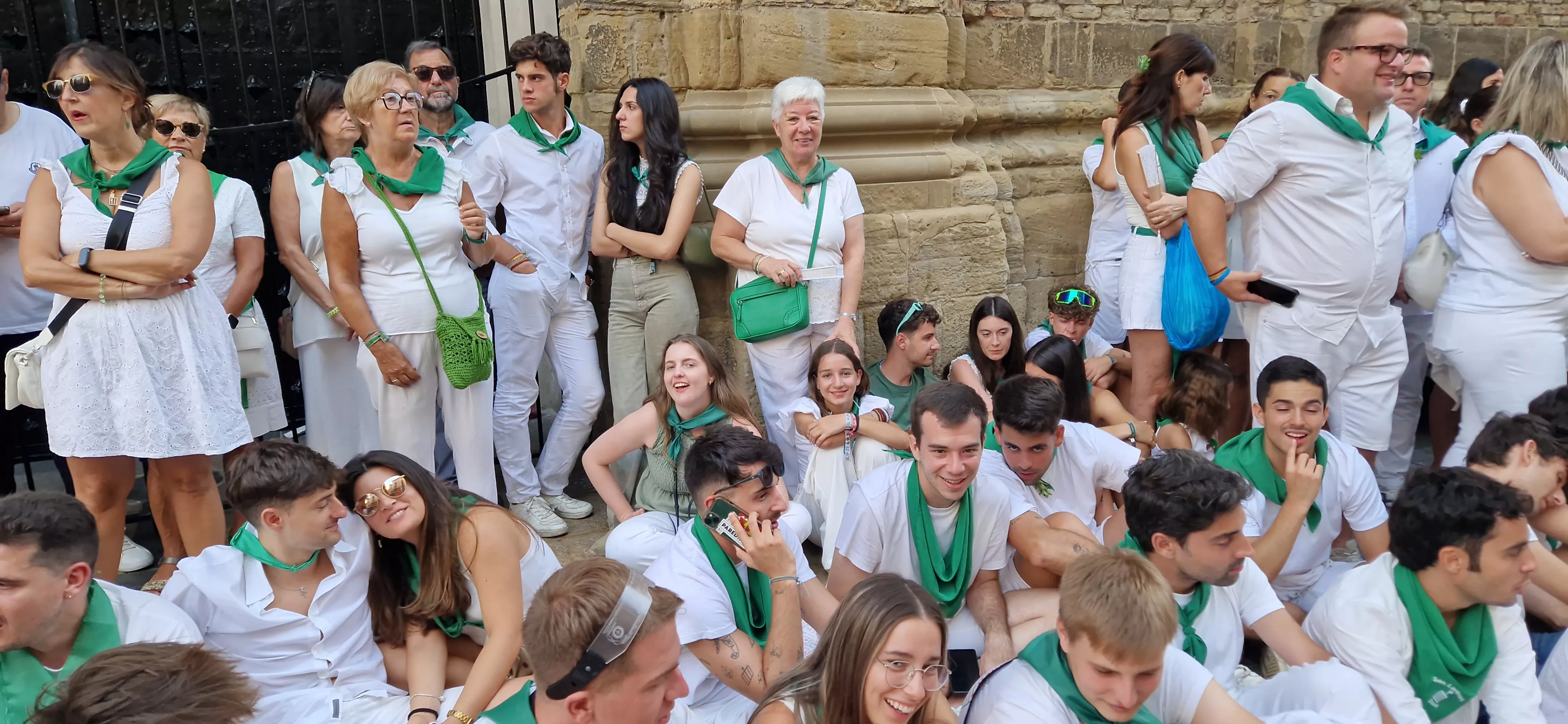Actuación de los Danzantes en la plaza de San Lorenzo. Foto Myriam Martínez