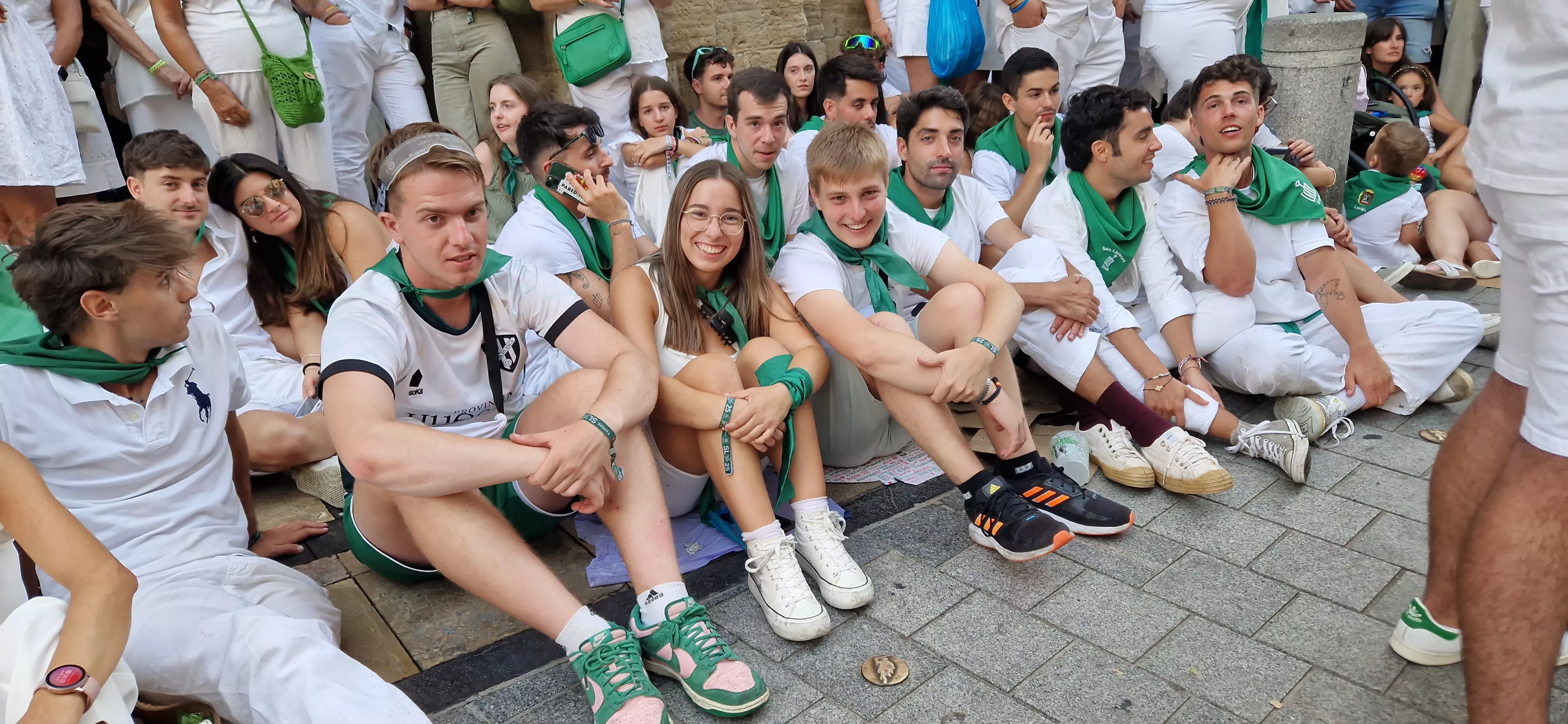 Actuación de los Danzantes en la plaza de San Lorenzo. Foto Myriam Martínez