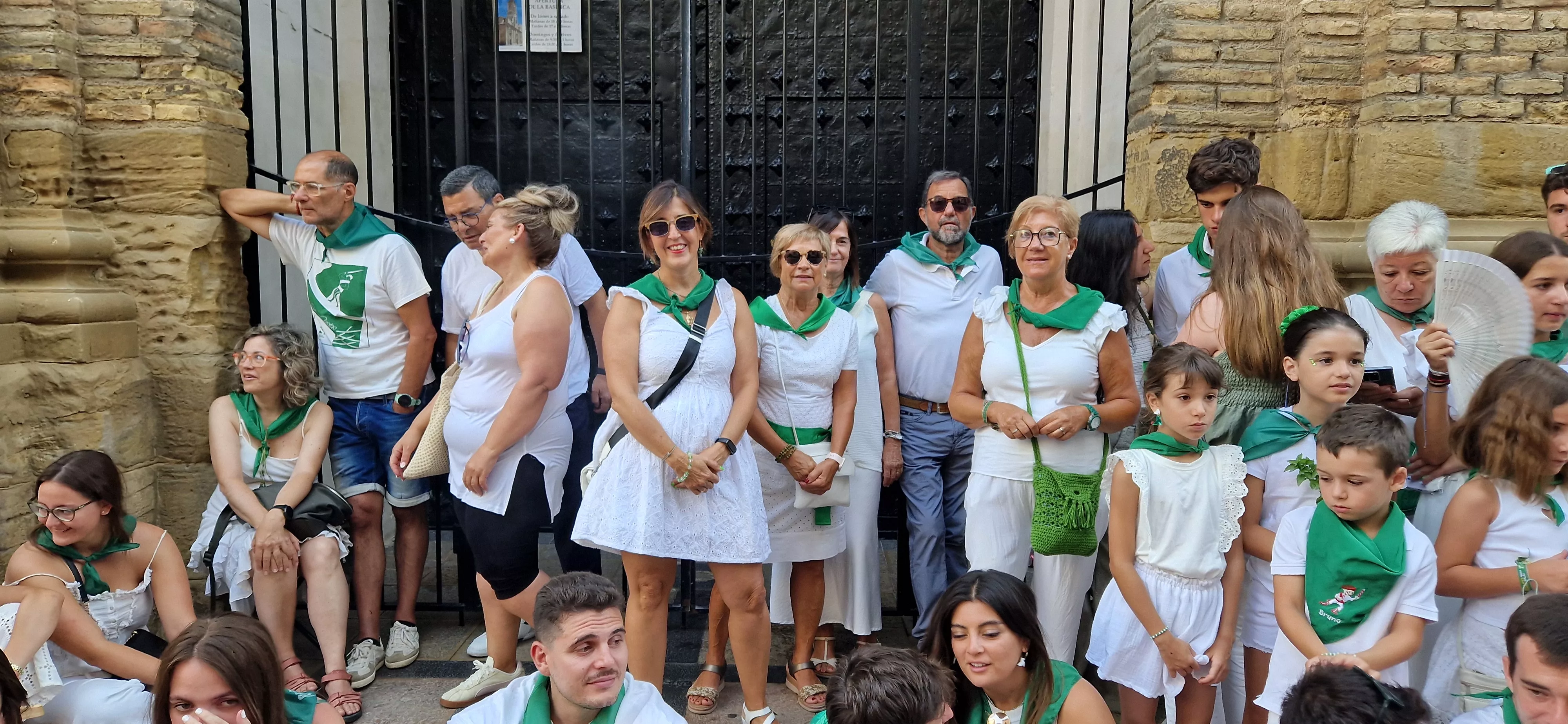 Actuación de los Danzantes en la plaza de San Lorenzo. Foto Myriam Martínez