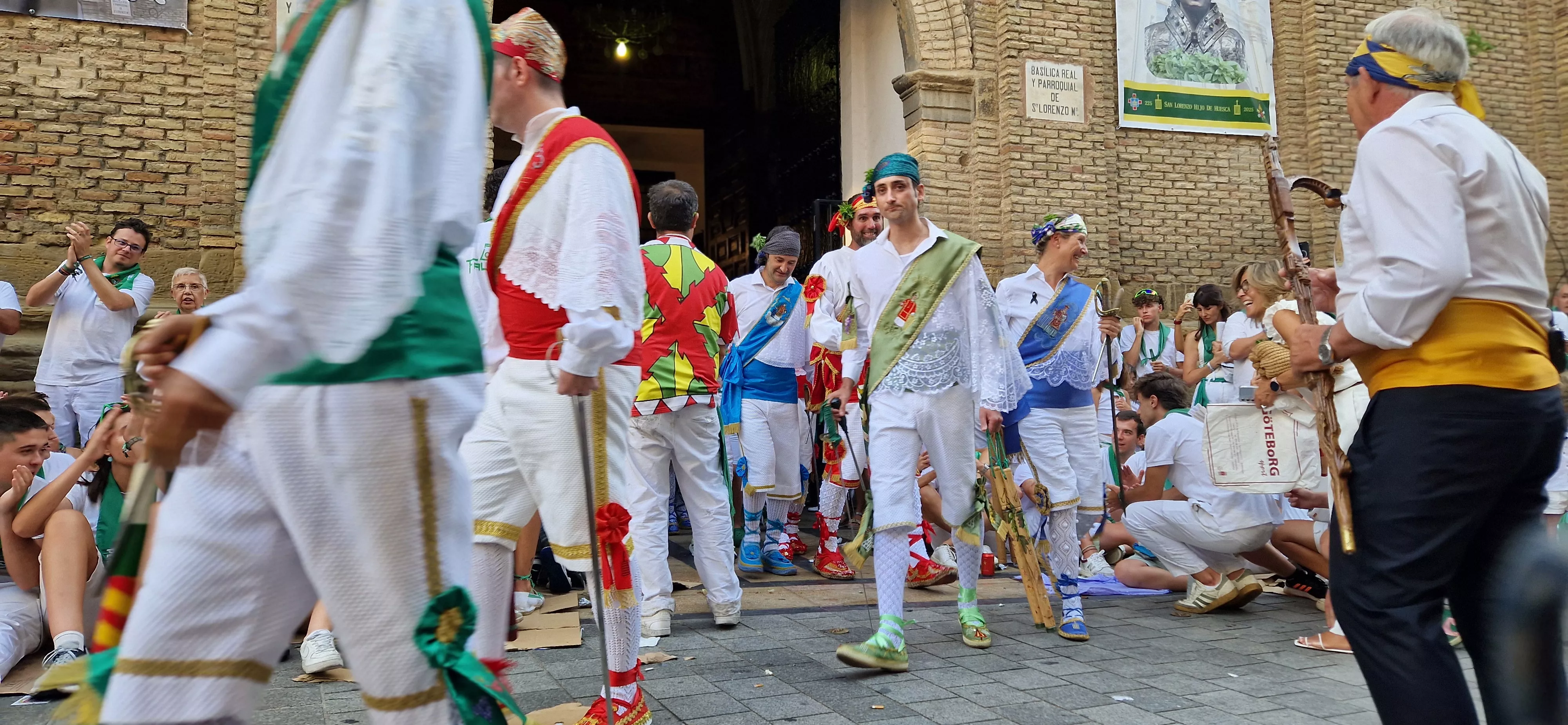 Actuación de los Danzantes en la plaza de San Lorenzo. Foto Myriam Martínez