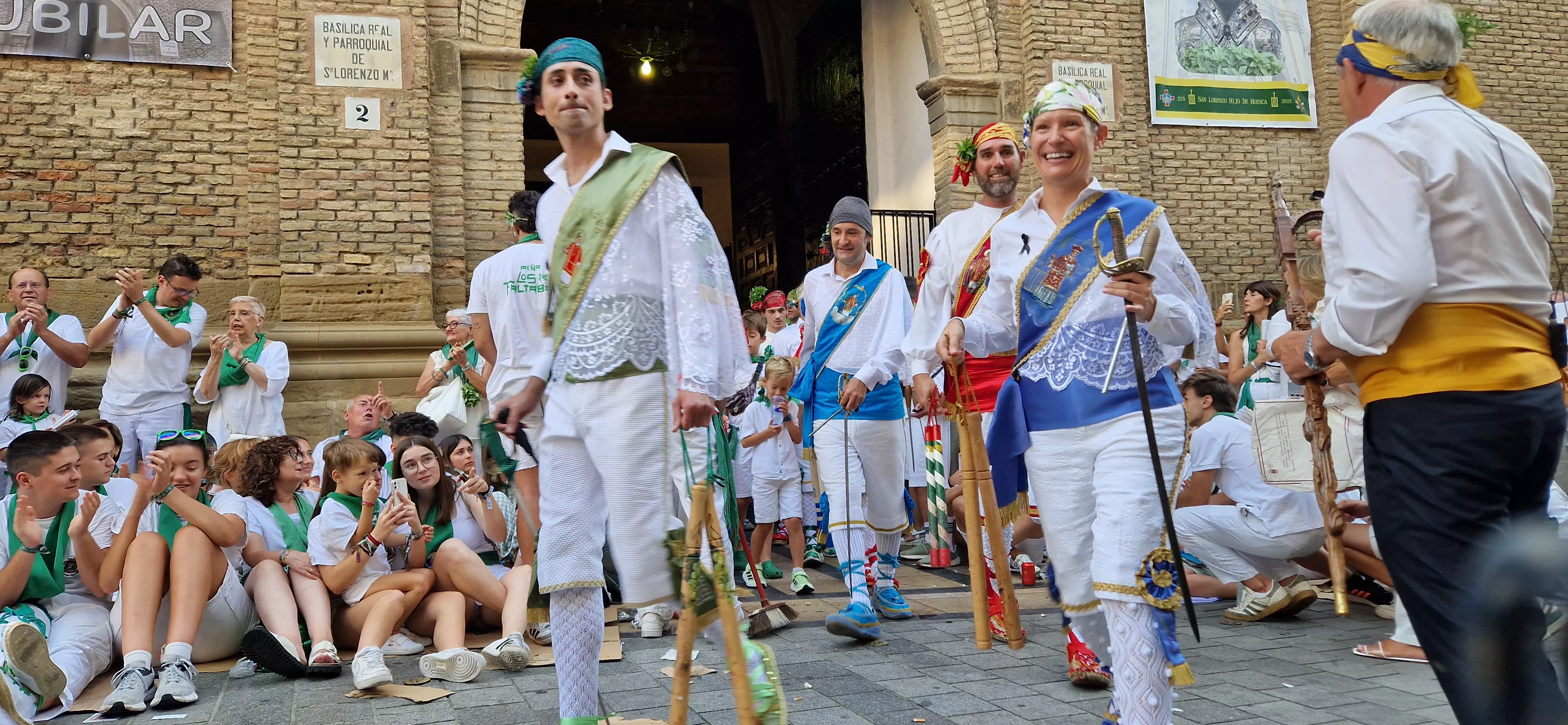 Actuación de los Danzantes en la plaza de San Lorenzo. Foto Myriam Martínez