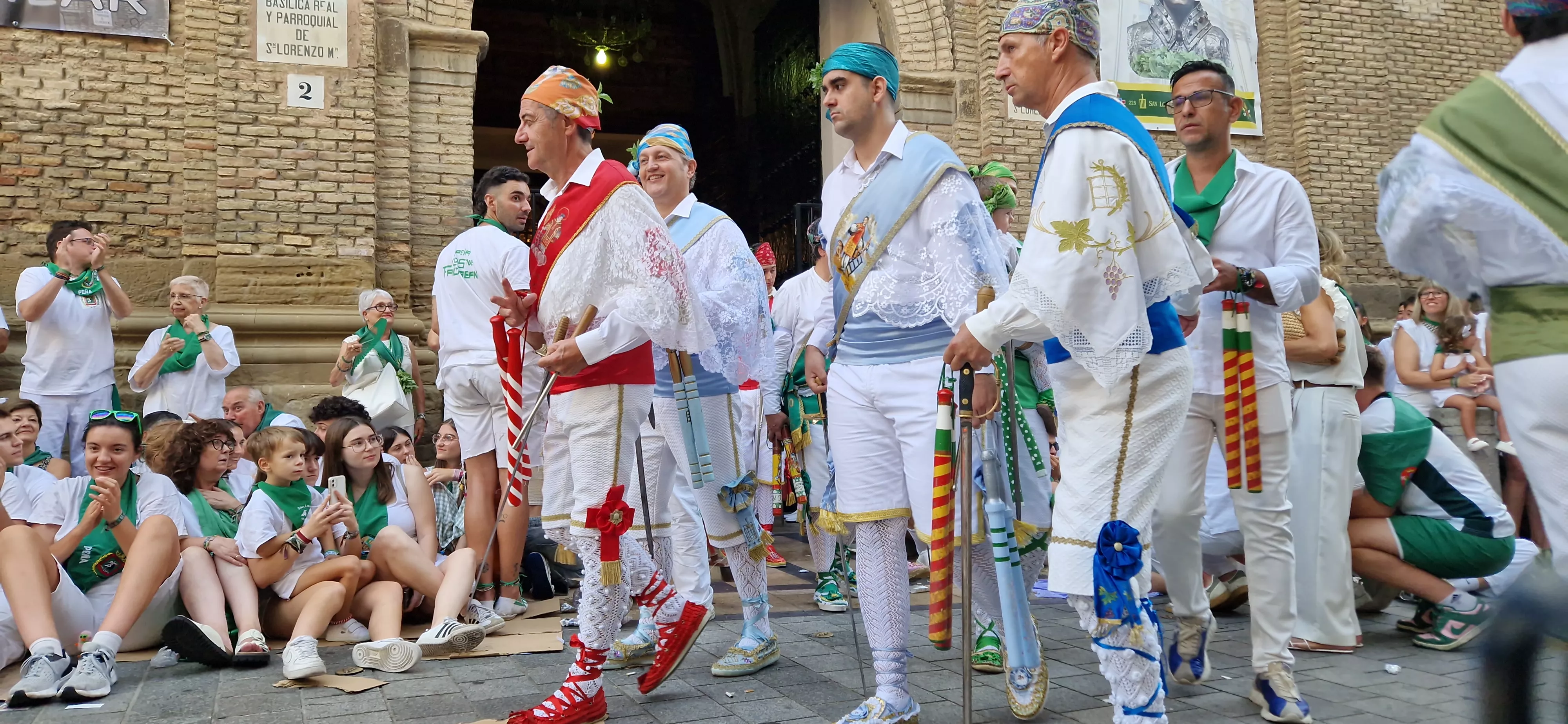 Actuación de los Danzantes en la plaza de San Lorenzo. Foto Myriam Martínez