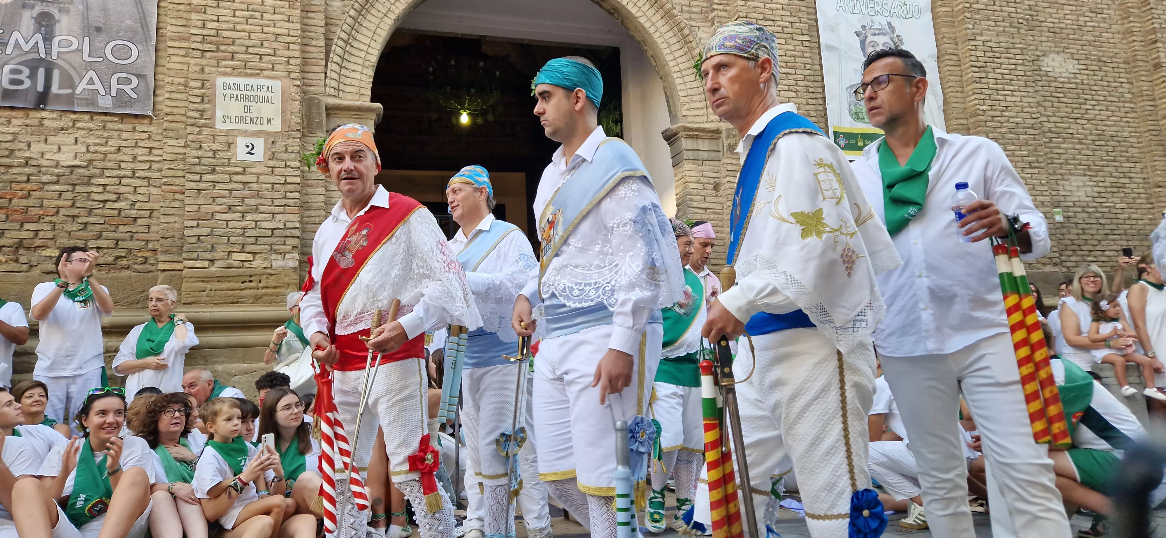 Actuación de los Danzantes en la plaza de San Lorenzo. Foto Myriam Martínez