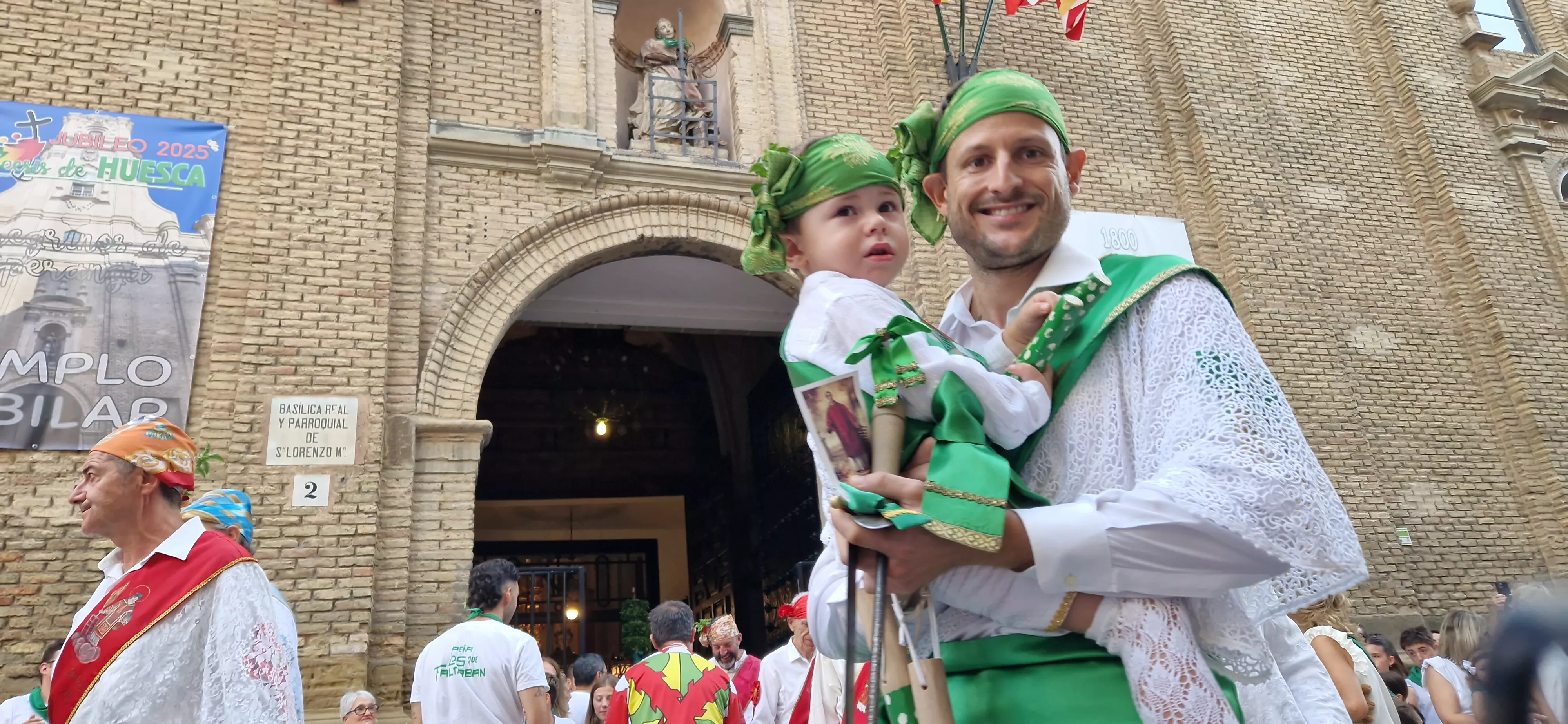 Actuación de los Danzantes en la plaza de San Lorenzo. Foto Myriam Martínez