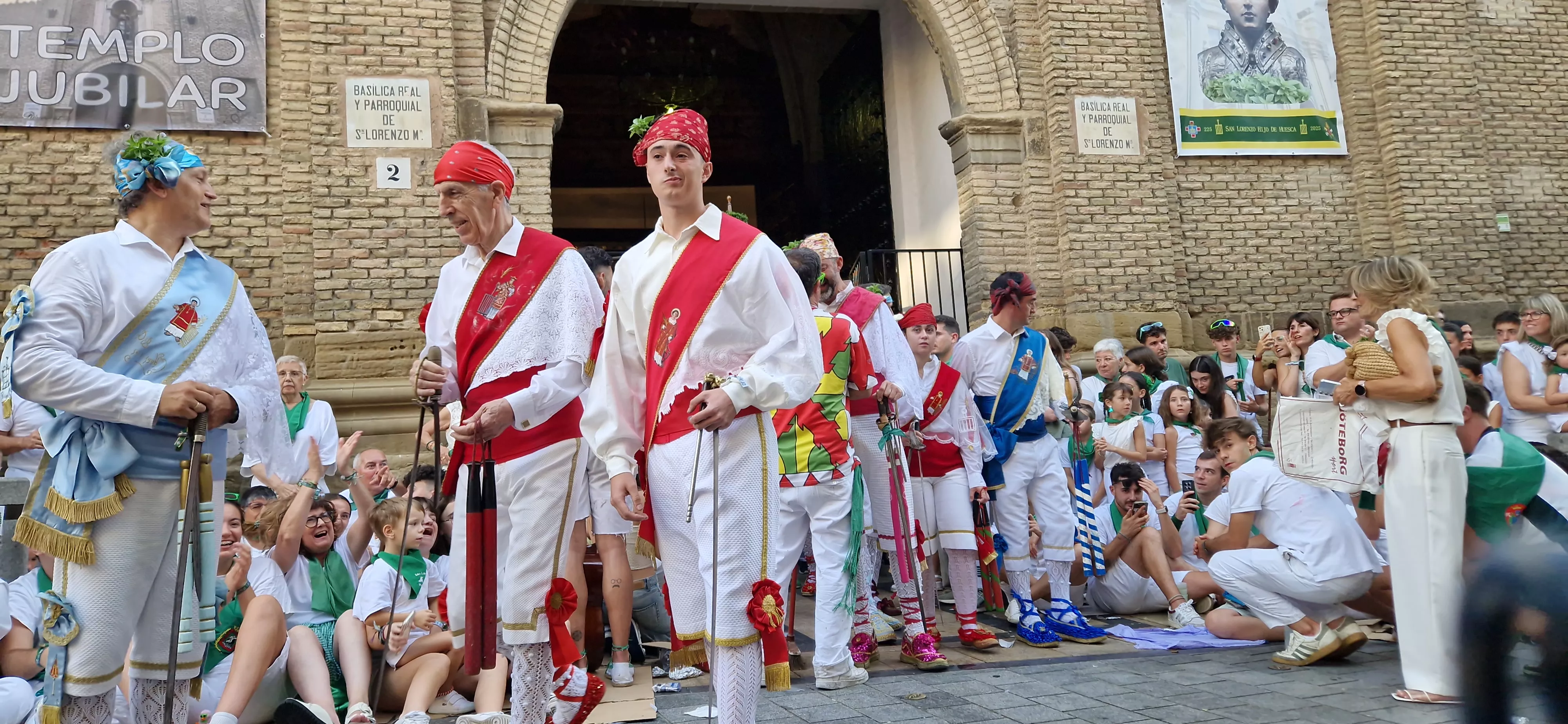 Actuación de los Danzantes en la plaza de San Lorenzo. Foto Myriam Martínez