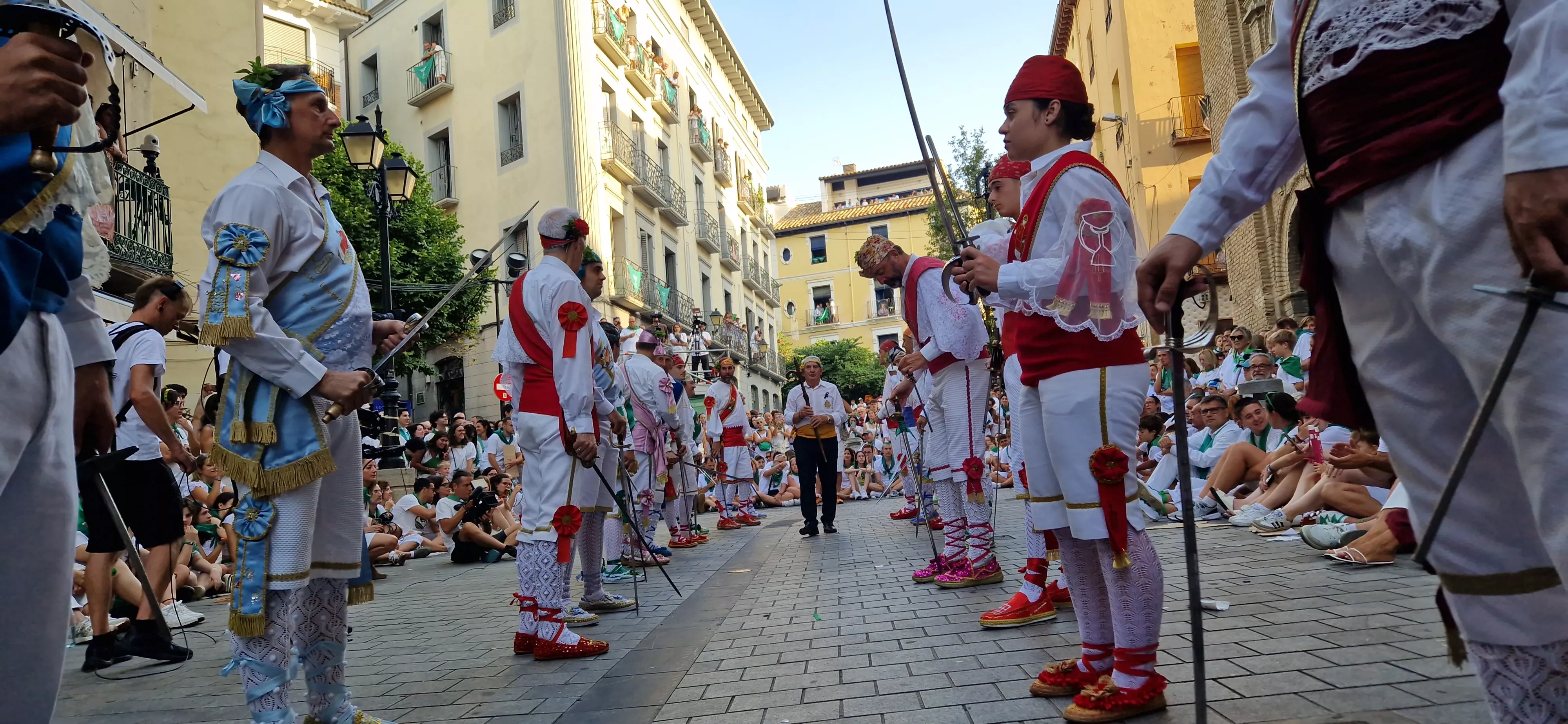 Actuación de los Danzantes en la plaza de San Lorenzo. Foto Myriam Martínez