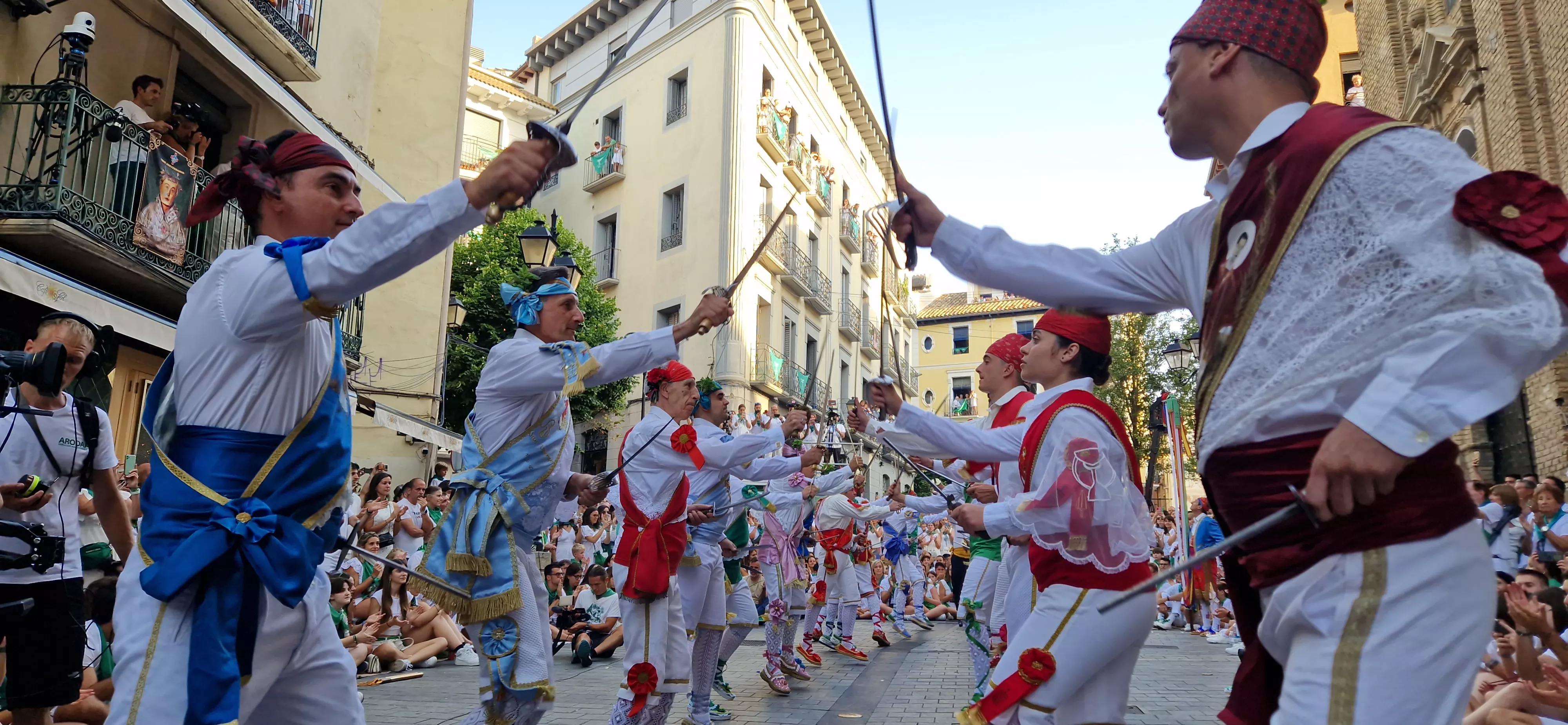 Actuación de los Danzantes en la plaza de San Lorenzo. Foto Myriam Martínez