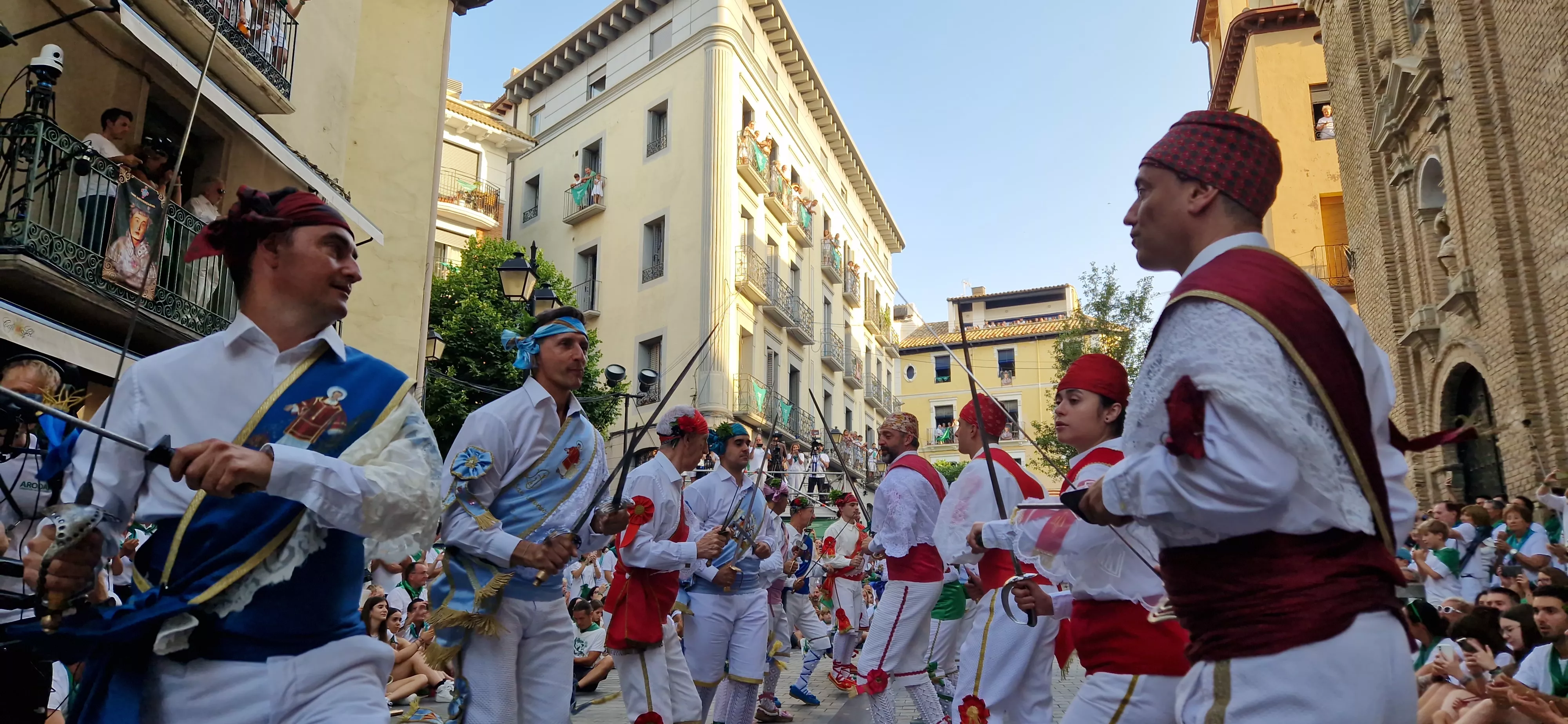 Actuación de los Danzantes en la plaza de San Lorenzo. Foto Myriam Martínez