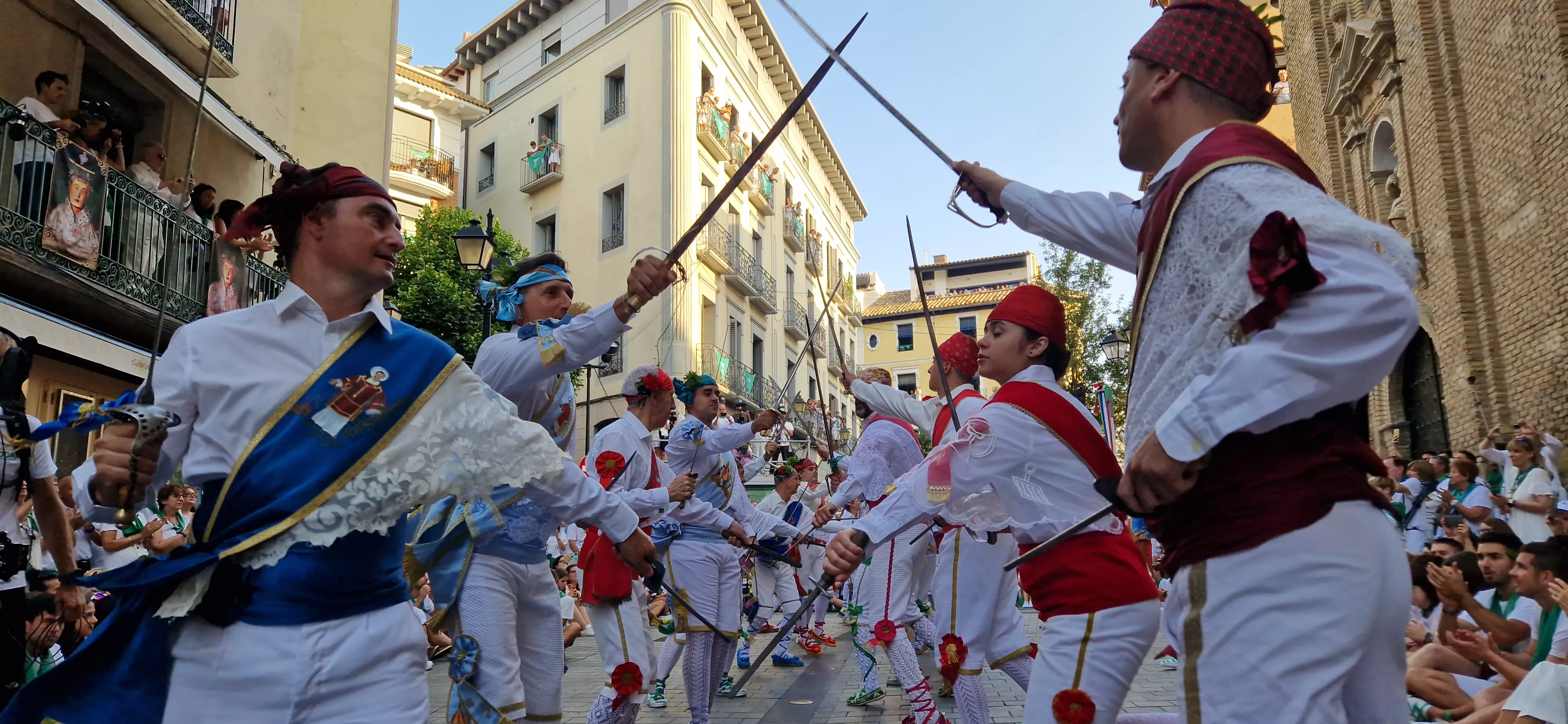 Actuación de los Danzantes en la plaza de San Lorenzo. Foto Myriam Martínez
