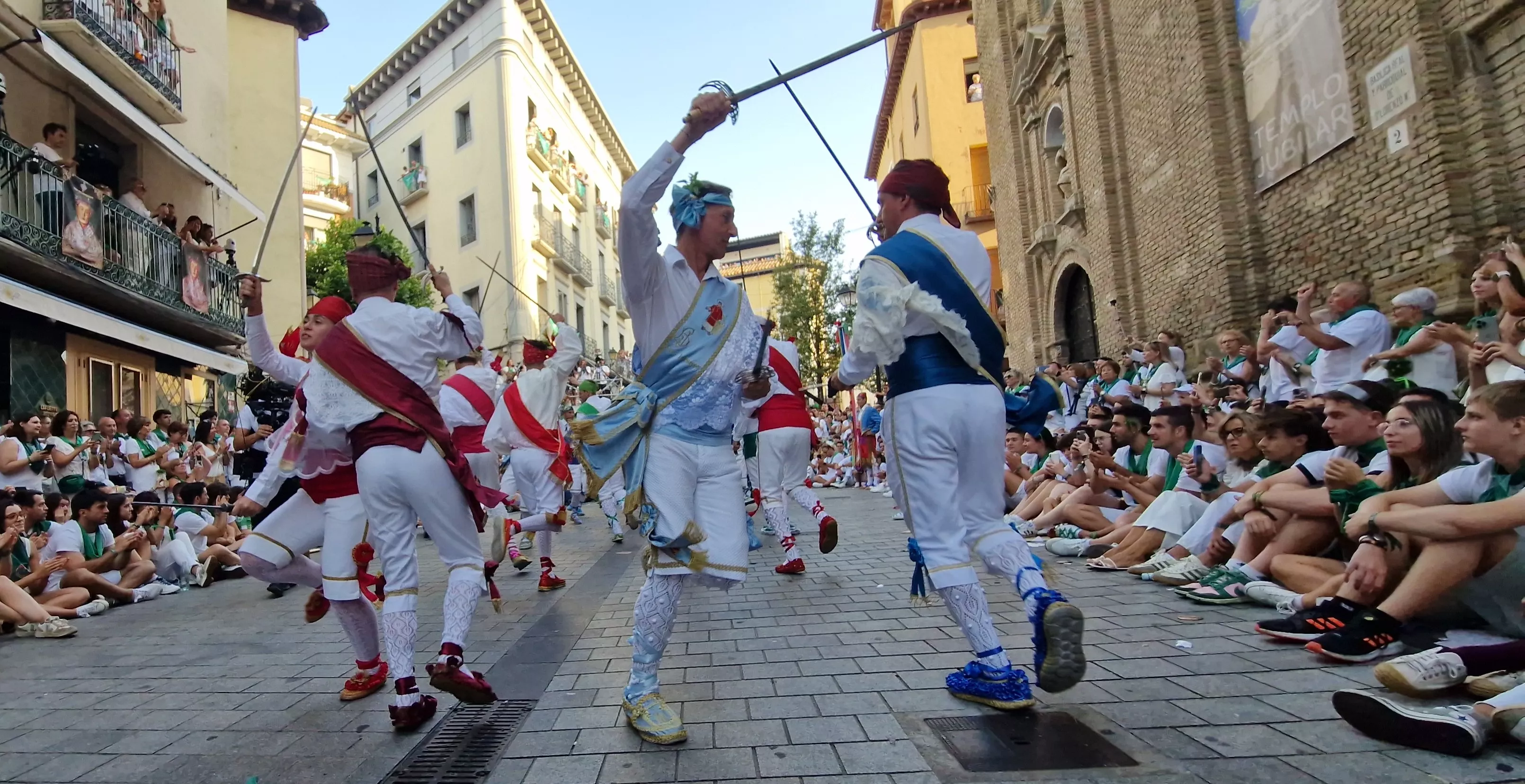 Actuación de los Danzantes en la plaza de San Lorenzo. Foto Myriam Martínez