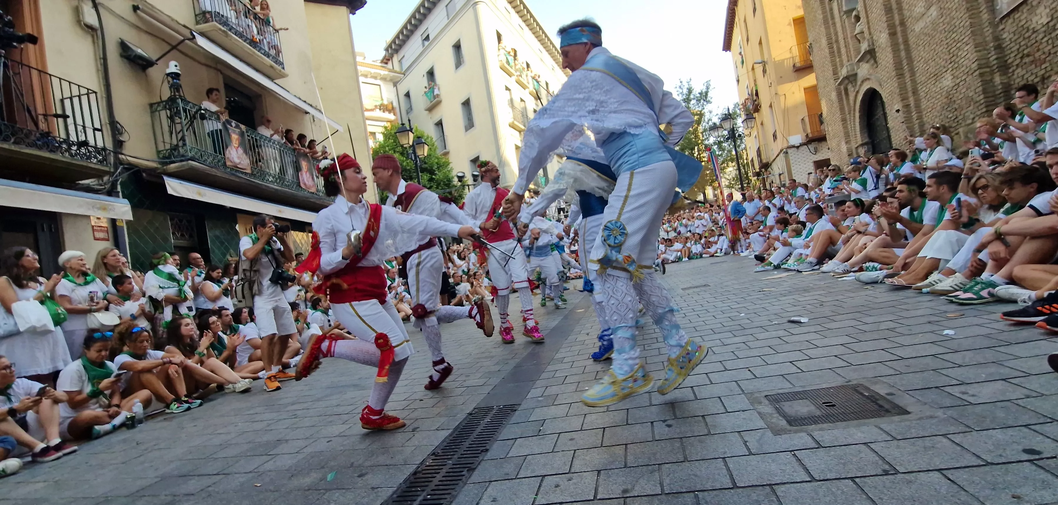 Actuación de los Danzantes en la plaza de San Lorenzo. Foto Myriam Martínez