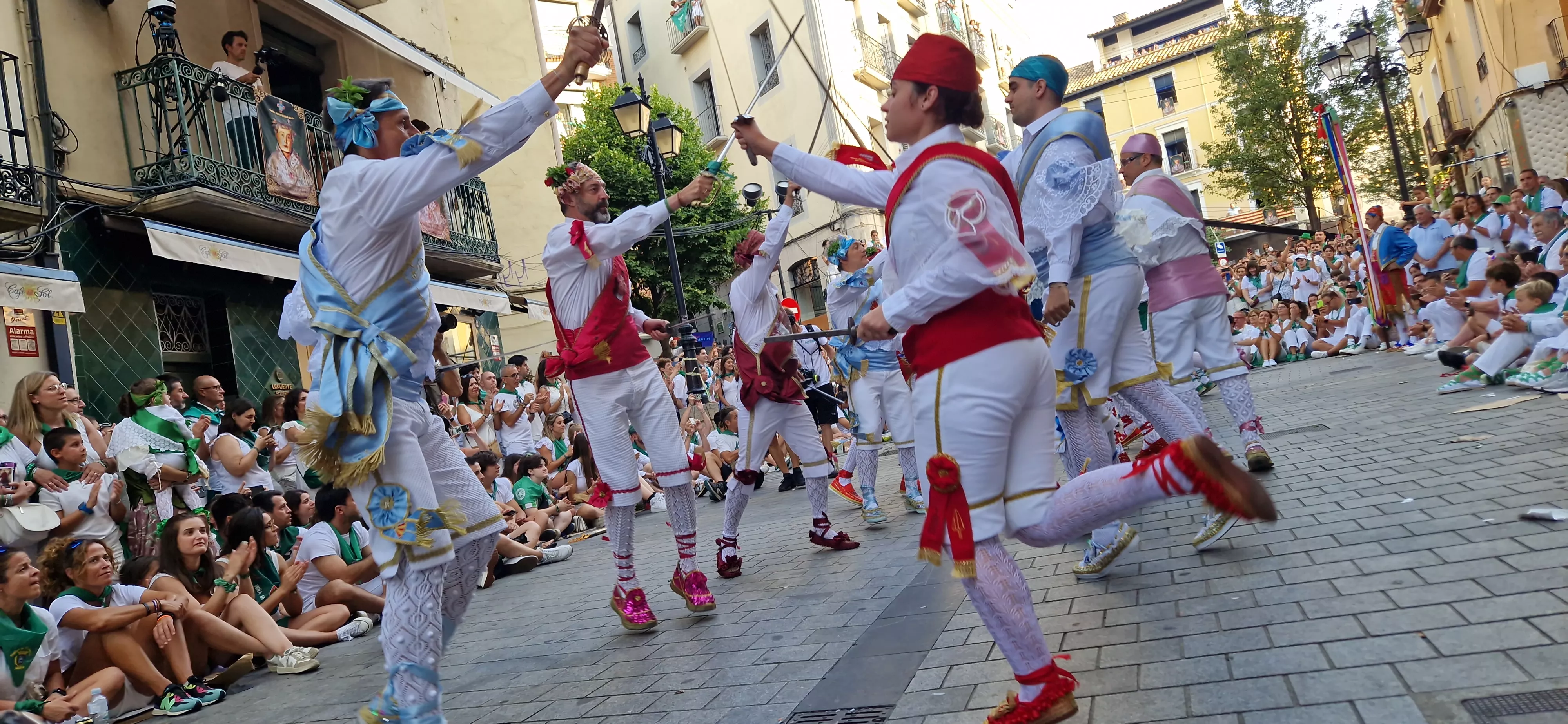 Actuación de los Danzantes en la plaza de San Lorenzo. Foto Myriam Martínez