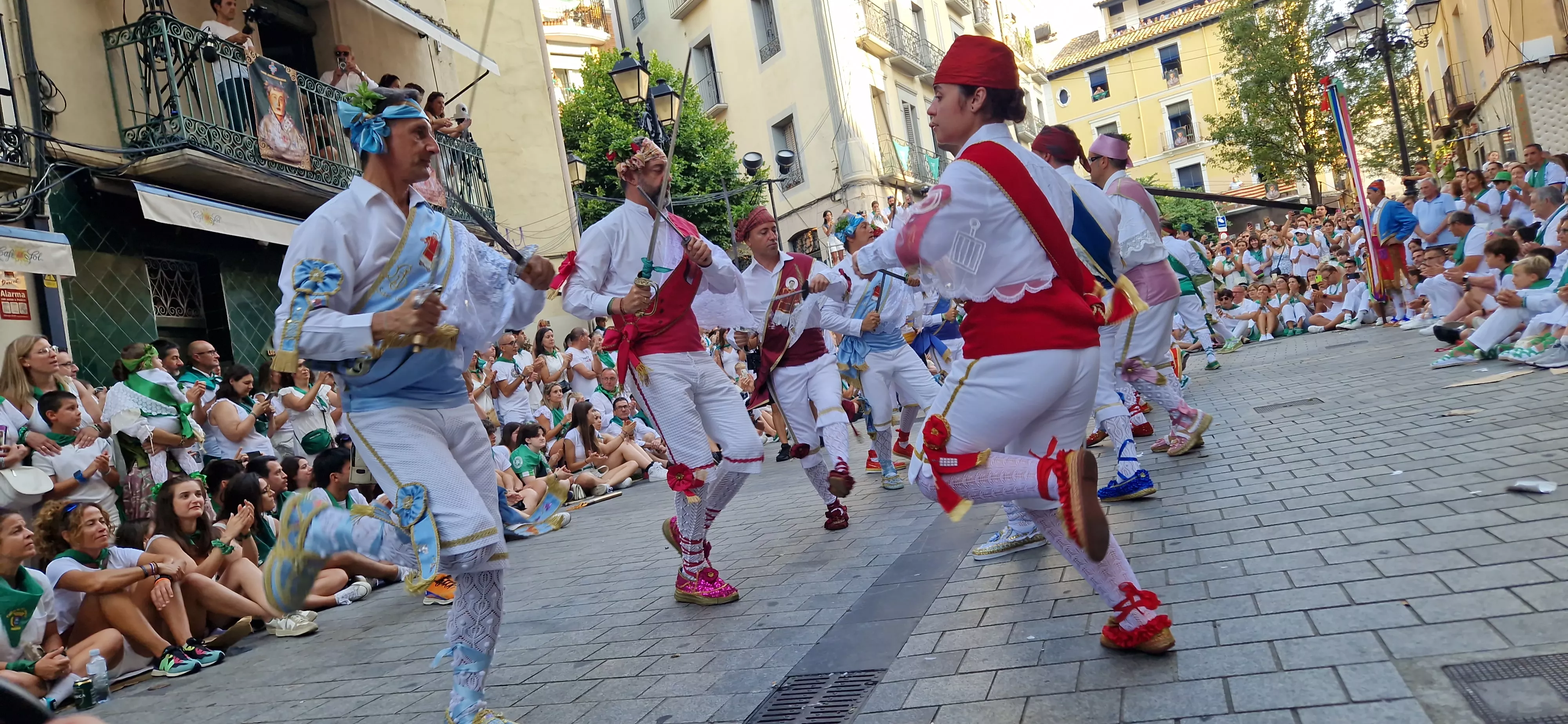 Actuación de los Danzantes en la plaza de San Lorenzo. Foto Myriam Martínez