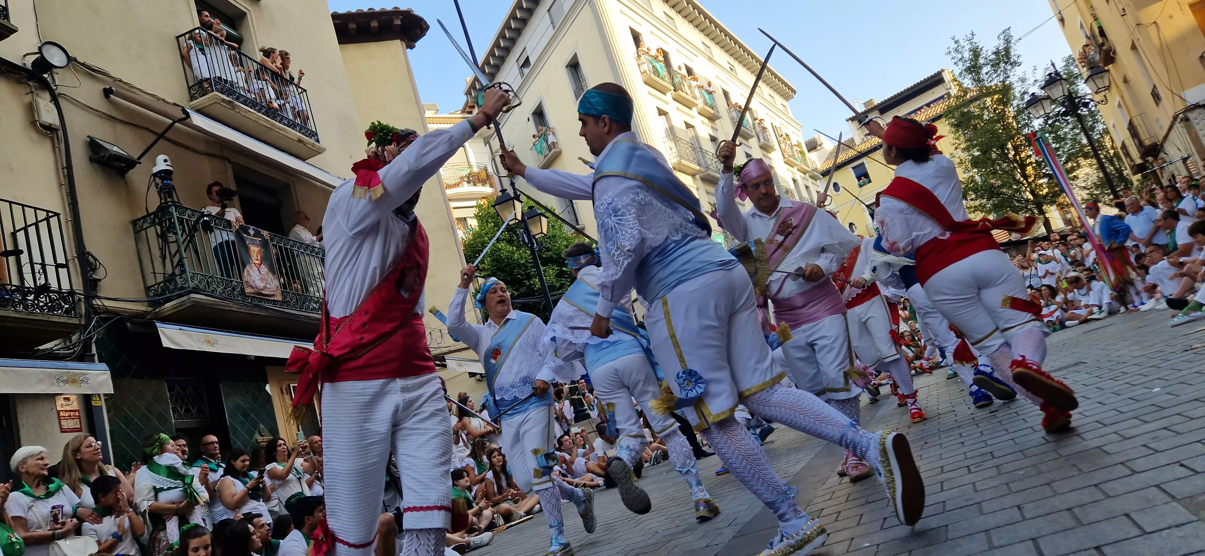 Actuación de los Danzantes en la plaza de San Lorenzo. Foto Myriam Martínez