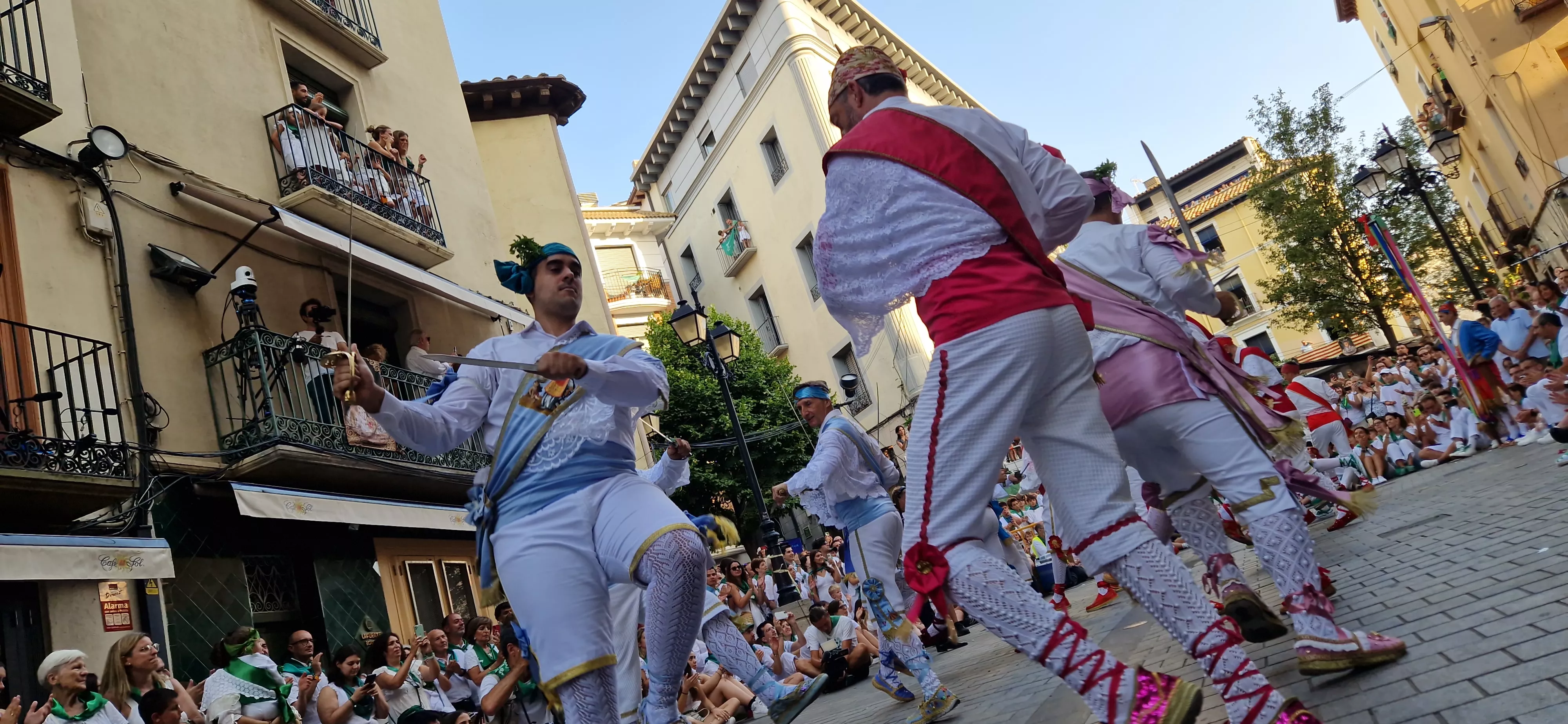 Actuación de los Danzantes en la plaza de San Lorenzo. Foto Myriam Martínez