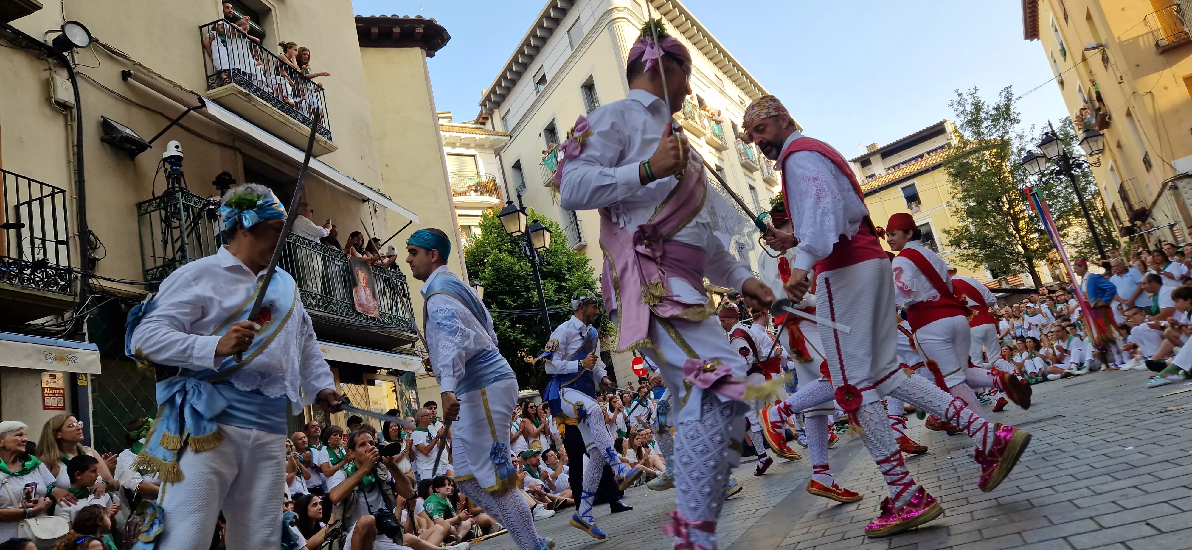 Actuación de los Danzantes en la plaza de San Lorenzo. Foto Myriam Martínez