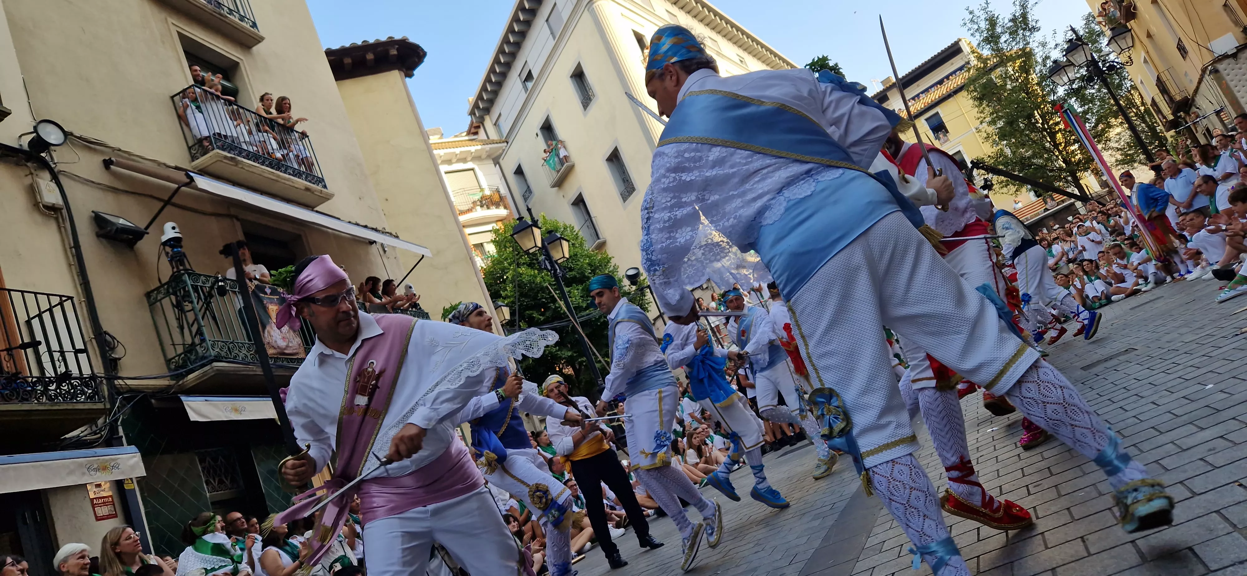 Actuación de los Danzantes en la plaza de San Lorenzo. Foto Myriam Martínez