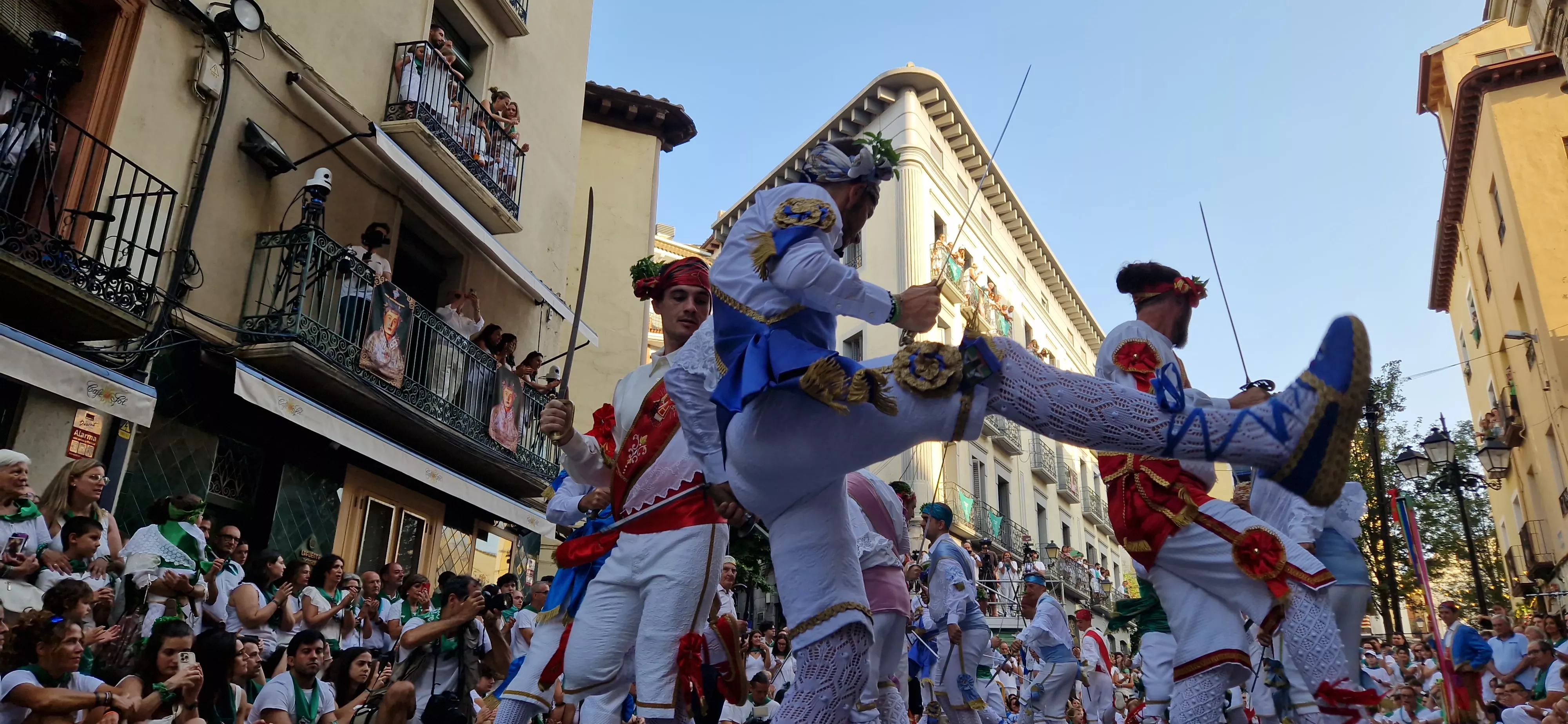 Actuación de los Danzantes en la plaza de San Lorenzo. Foto Myriam Martínez