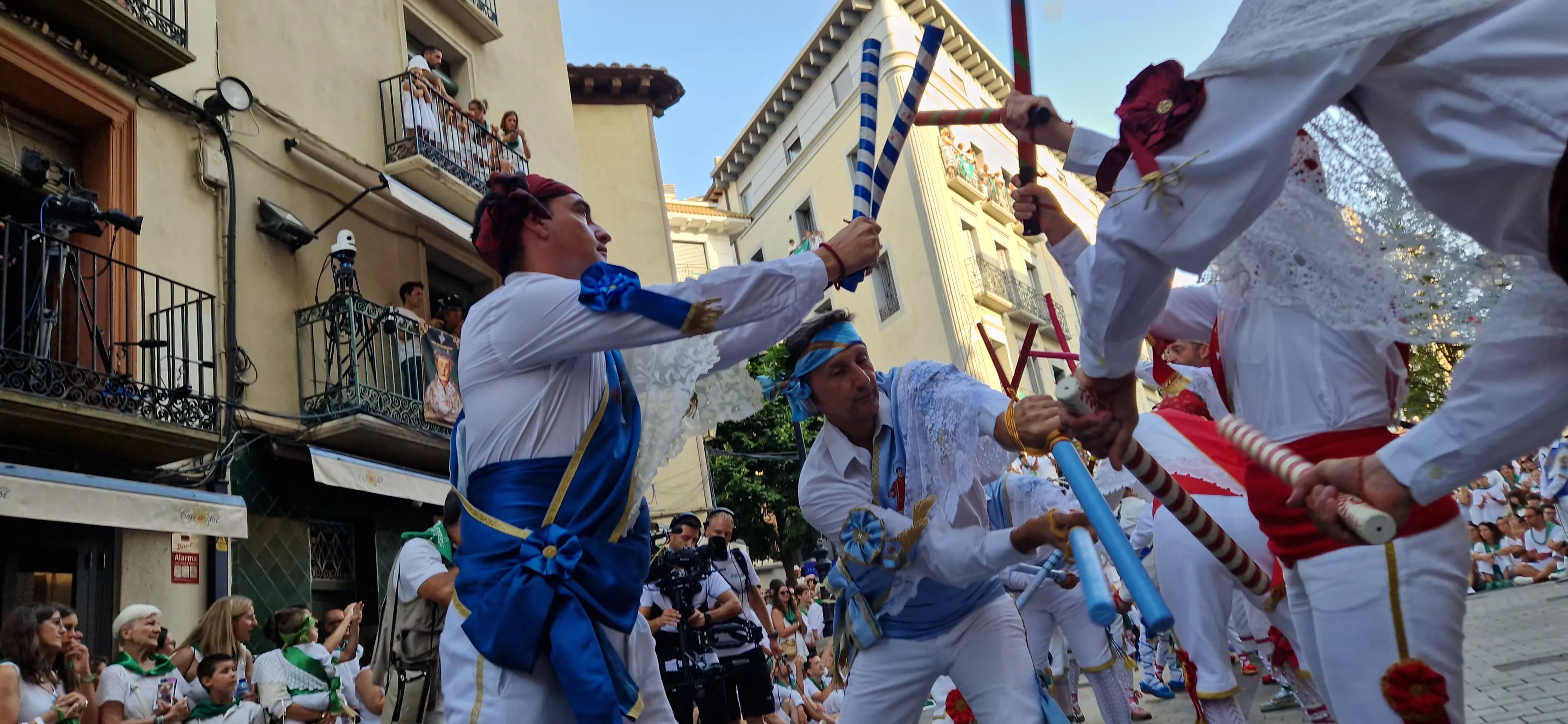 Actuación de los Danzantes en la plaza de San Lorenzo. Foto Myriam Martínez