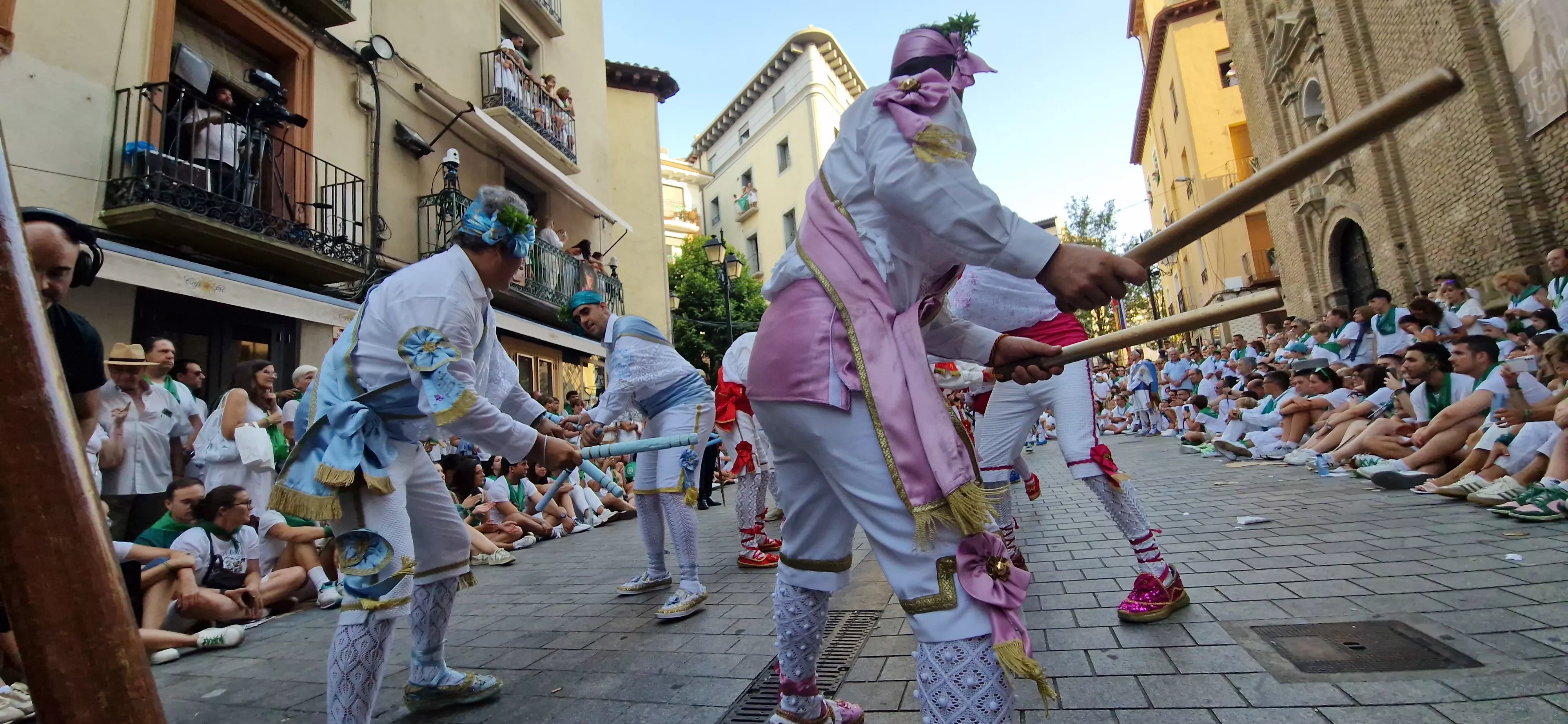 Actuación de los Danzantes en la plaza de San Lorenzo. Foto Myriam Martínez