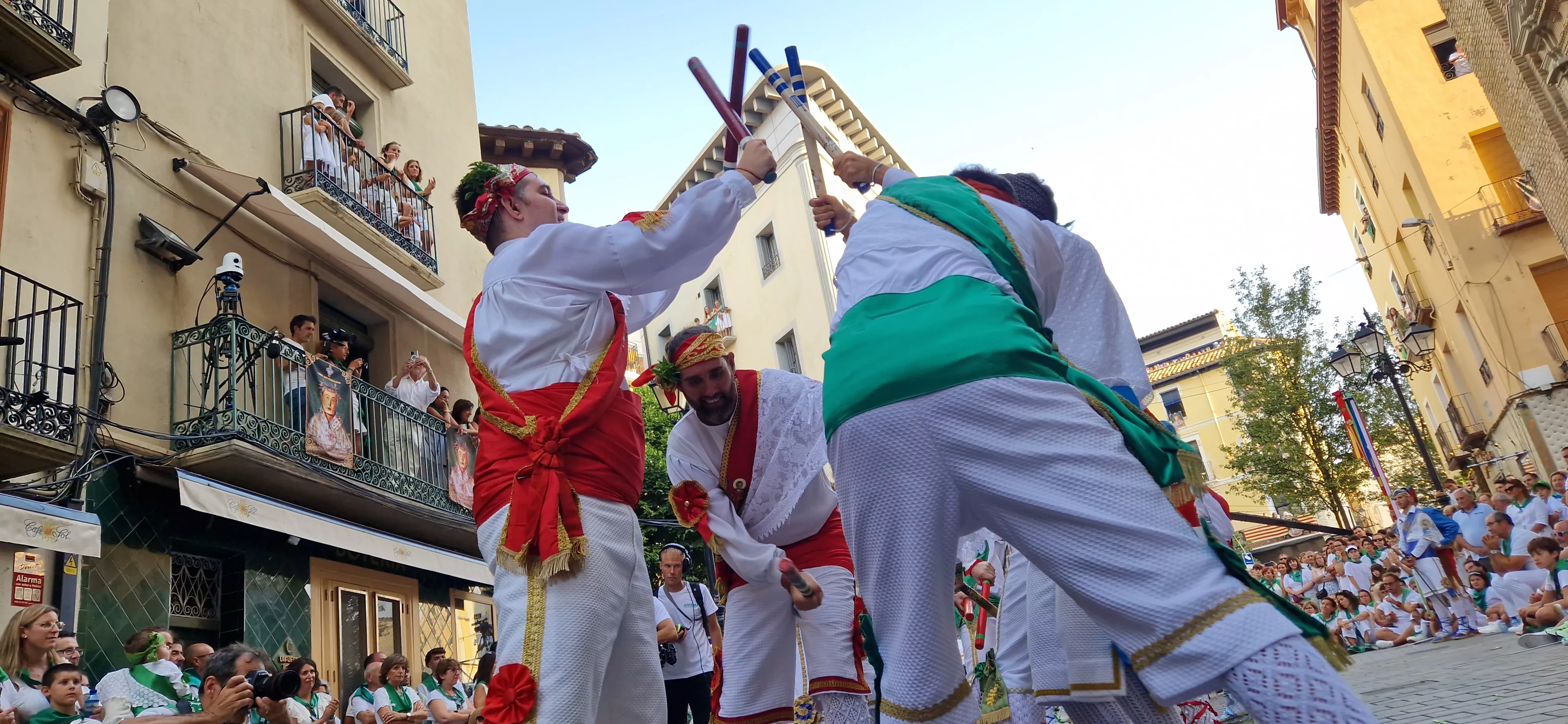 Actuación de los Danzantes en la plaza de San Lorenzo. Foto Myriam Martínez