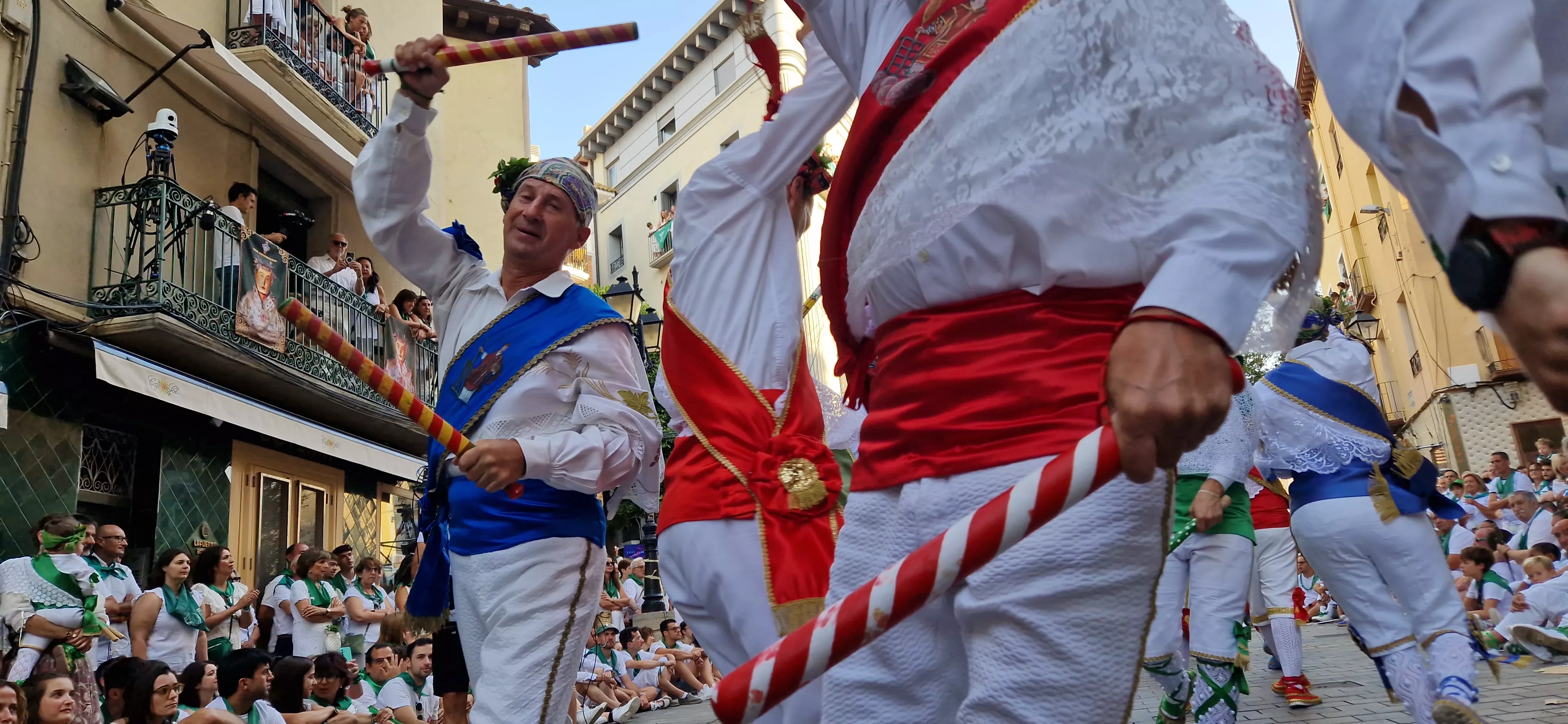 Actuación de los Danzantes en la plaza de San Lorenzo. Foto Myriam Martínez