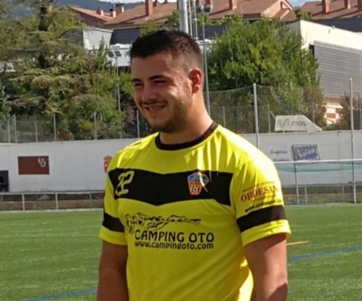 Iker Calvo con la camiseta del Alto Ara, que hoy viste de luto por la muerte del jugador.