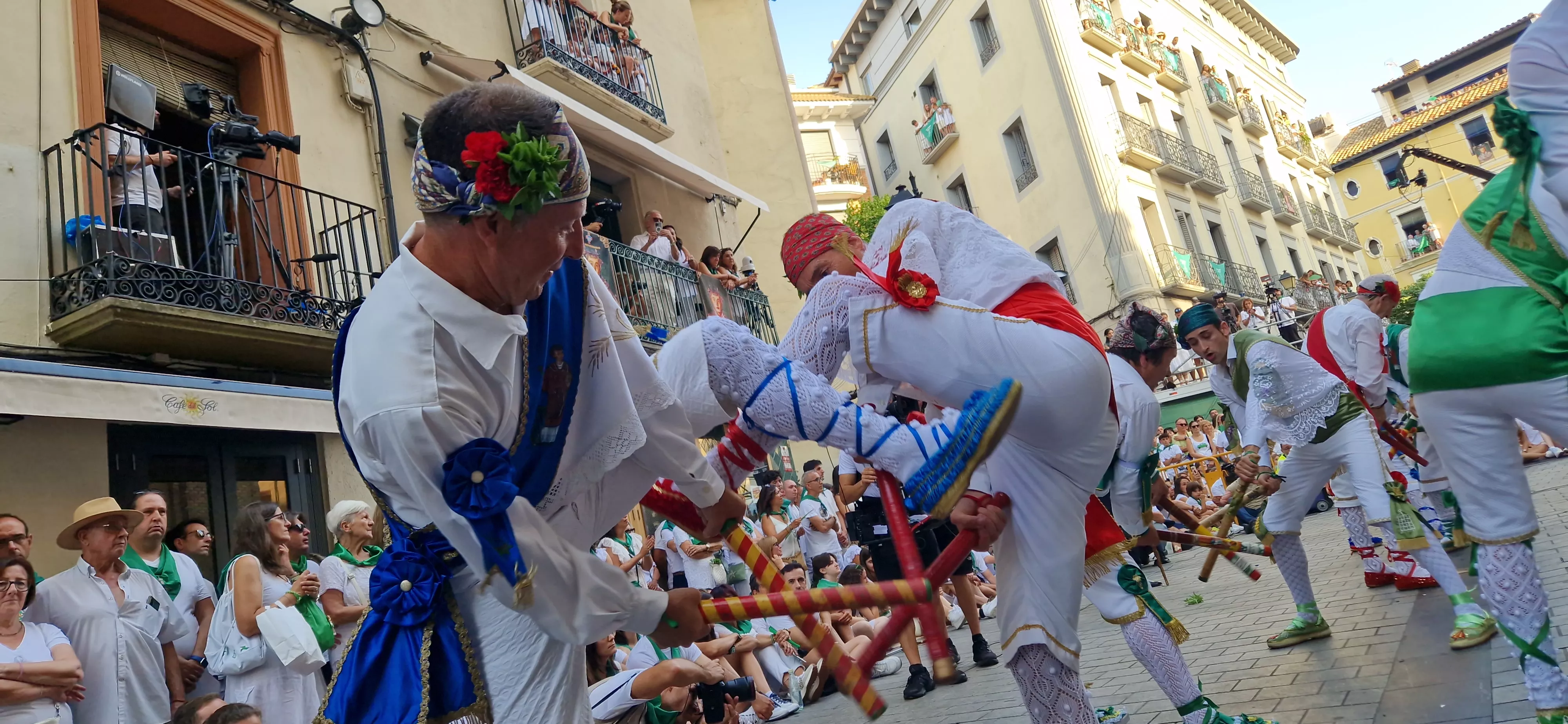 Actuación de los Danzantes en la plaza de San Lorenzo. Foto Myriam Martínez