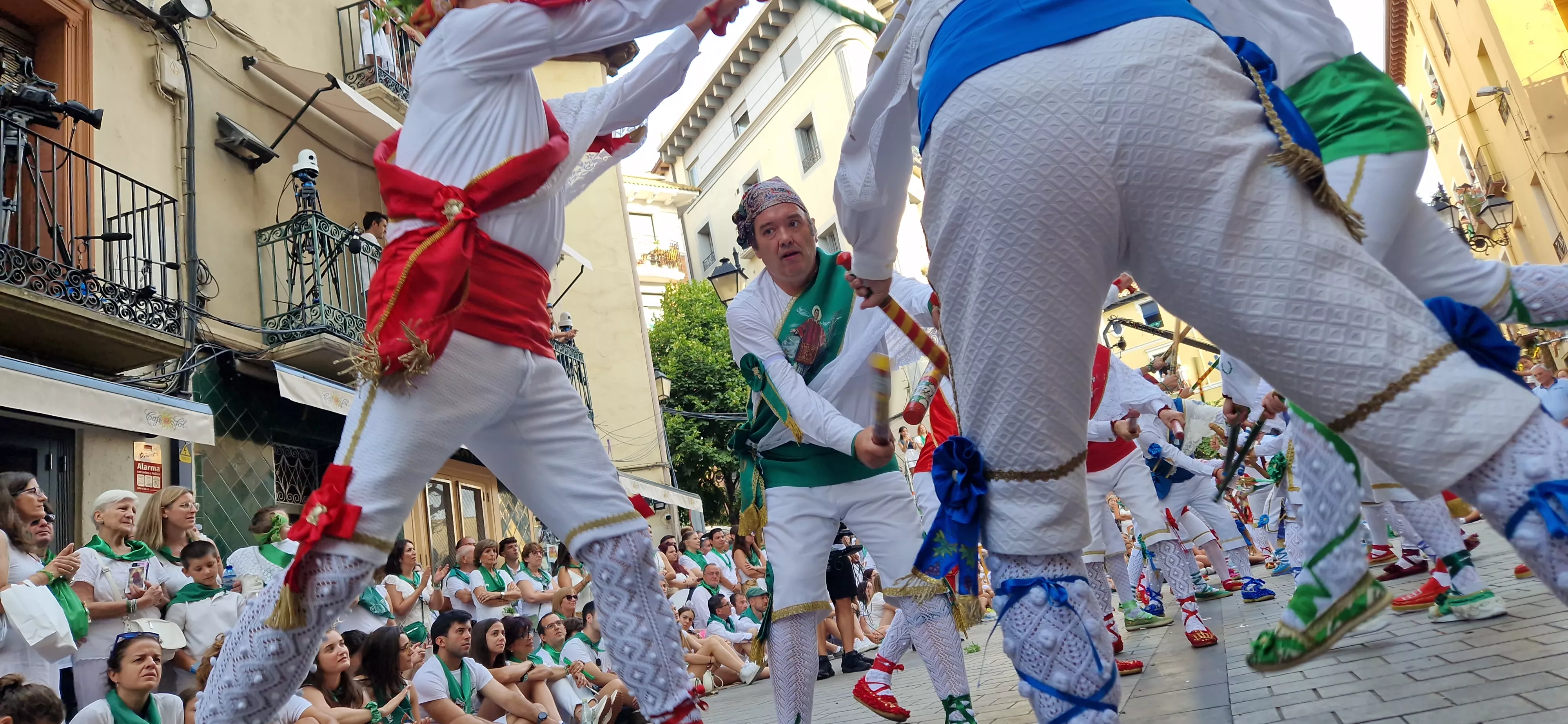 Actuación de los Danzantes en la plaza de San Lorenzo. Foto Myriam Martínez