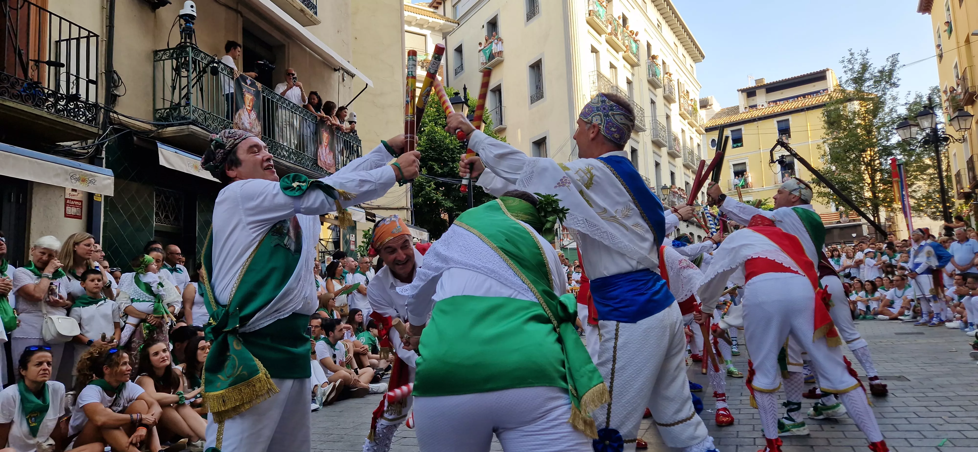 Actuación de los Danzantes en la plaza de San Lorenzo. Foto Myriam Martínez