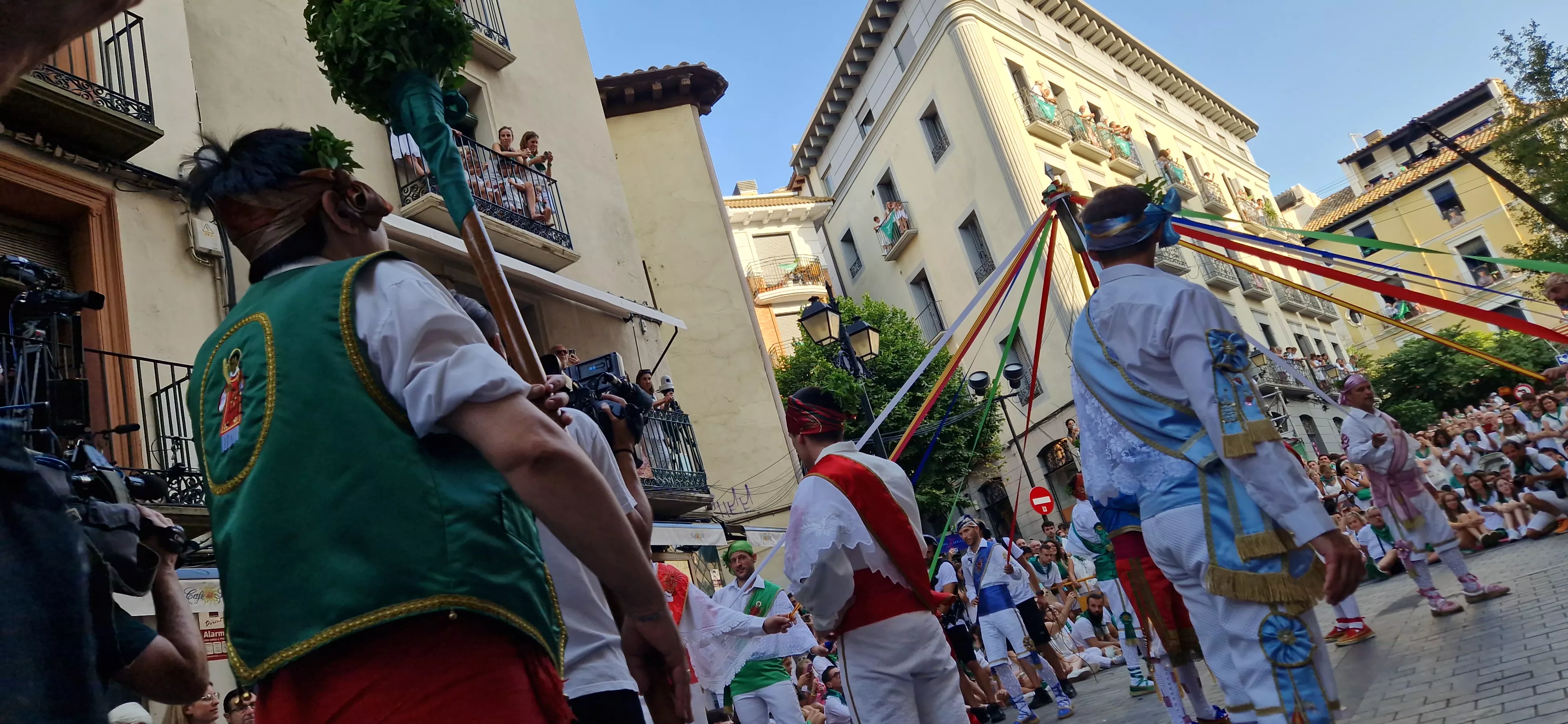 Actuación de los Danzantes en la plaza de San Lorenzo. Foto Myriam Martínez