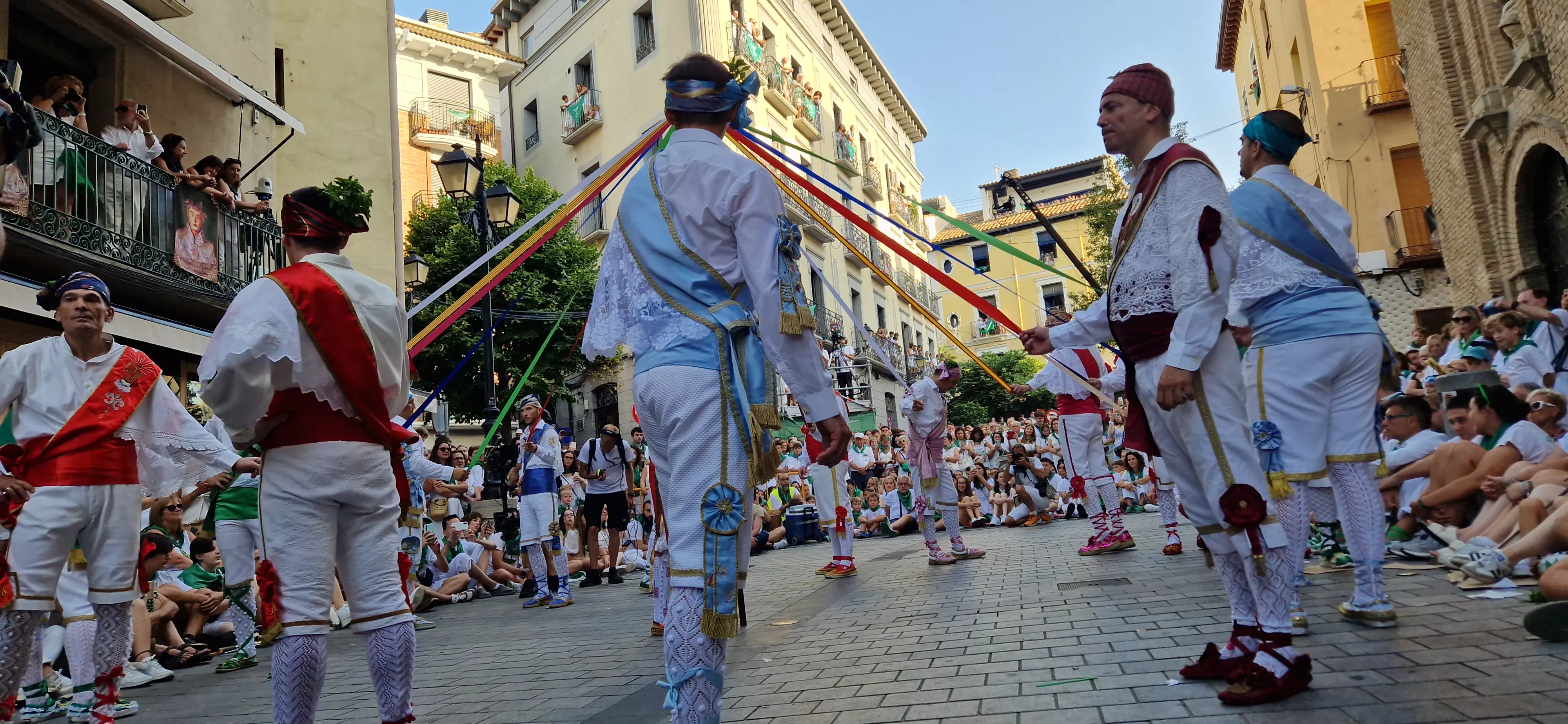 Actuación de los Danzantes en la plaza de San Lorenzo. Foto Myriam Martínez