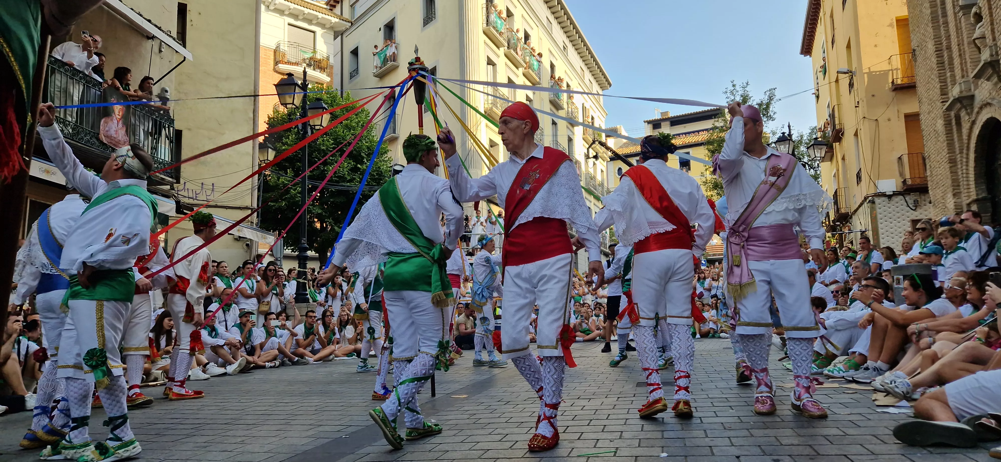 Actuación de los Danzantes en la plaza de San Lorenzo. Foto Myriam Martínez
