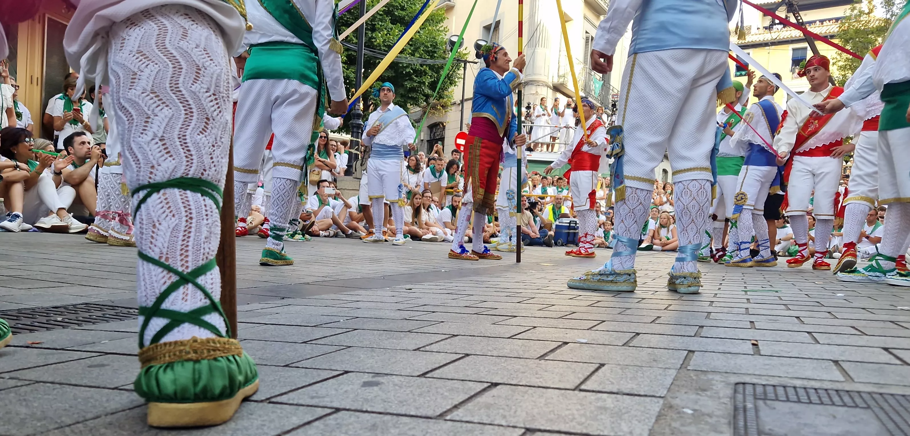 Actuación de los Danzantes en la plaza de San Lorenzo. Foto Myriam Martínez