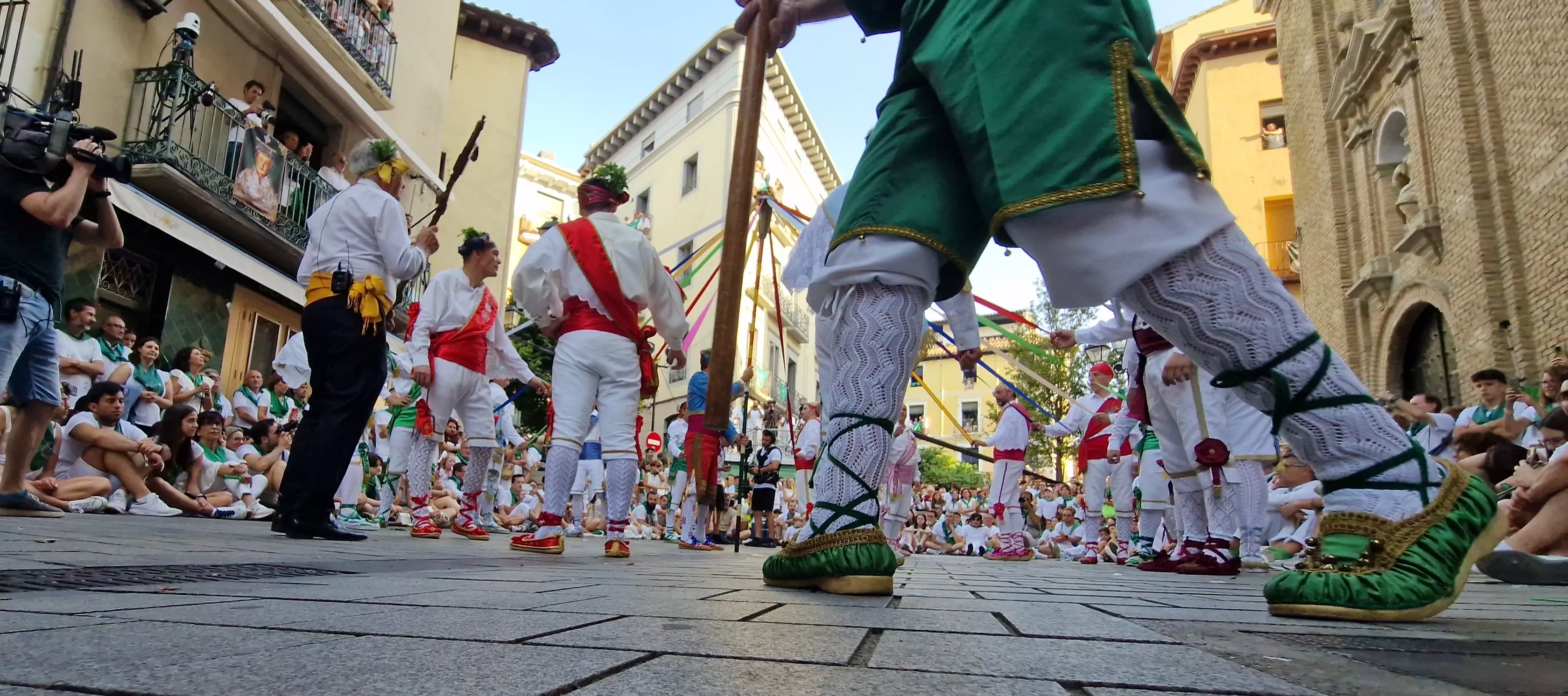 Actuación de los Danzantes en la plaza de San Lorenzo. Foto Myriam Martínez