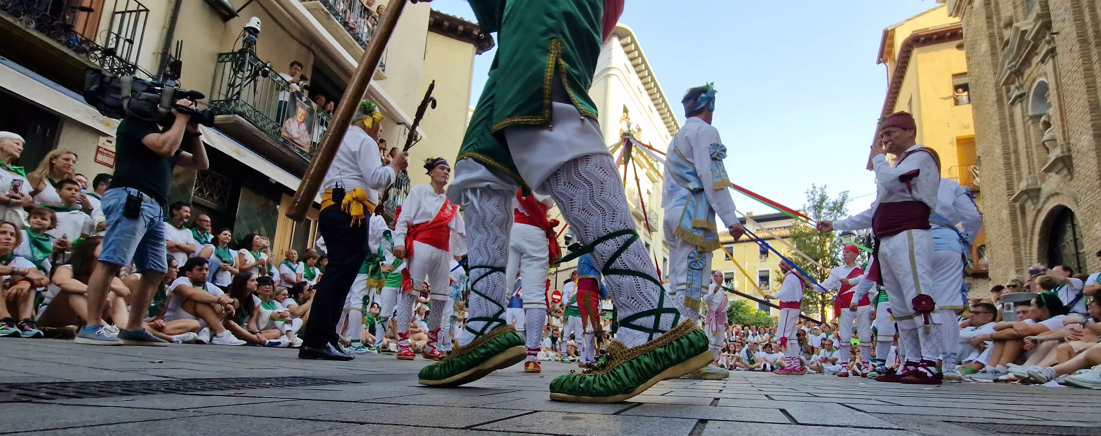 Actuación de los Danzantes en la plaza de San Lorenzo. Foto Myriam Martínez