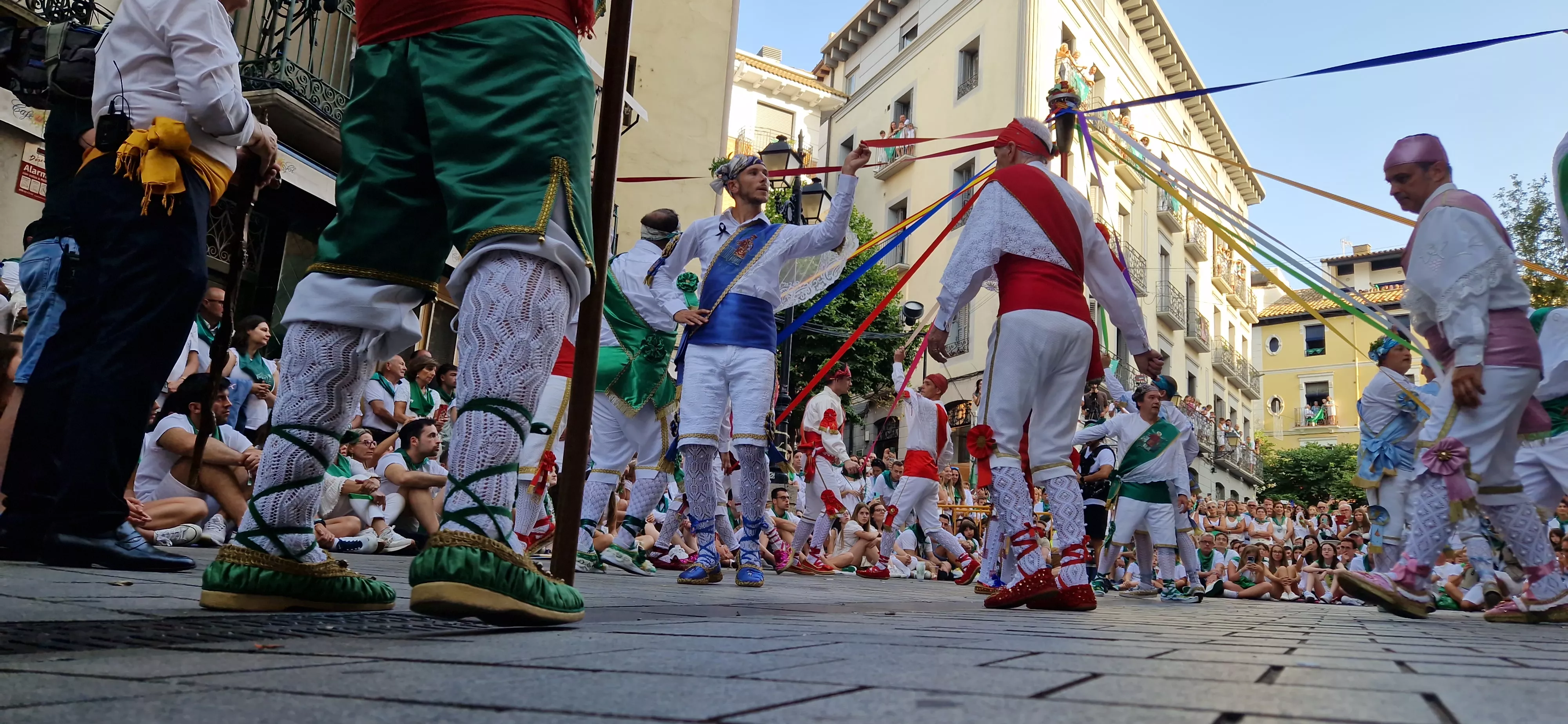 Actuación de los Danzantes en la plaza de San Lorenzo. Foto Myriam Martínez