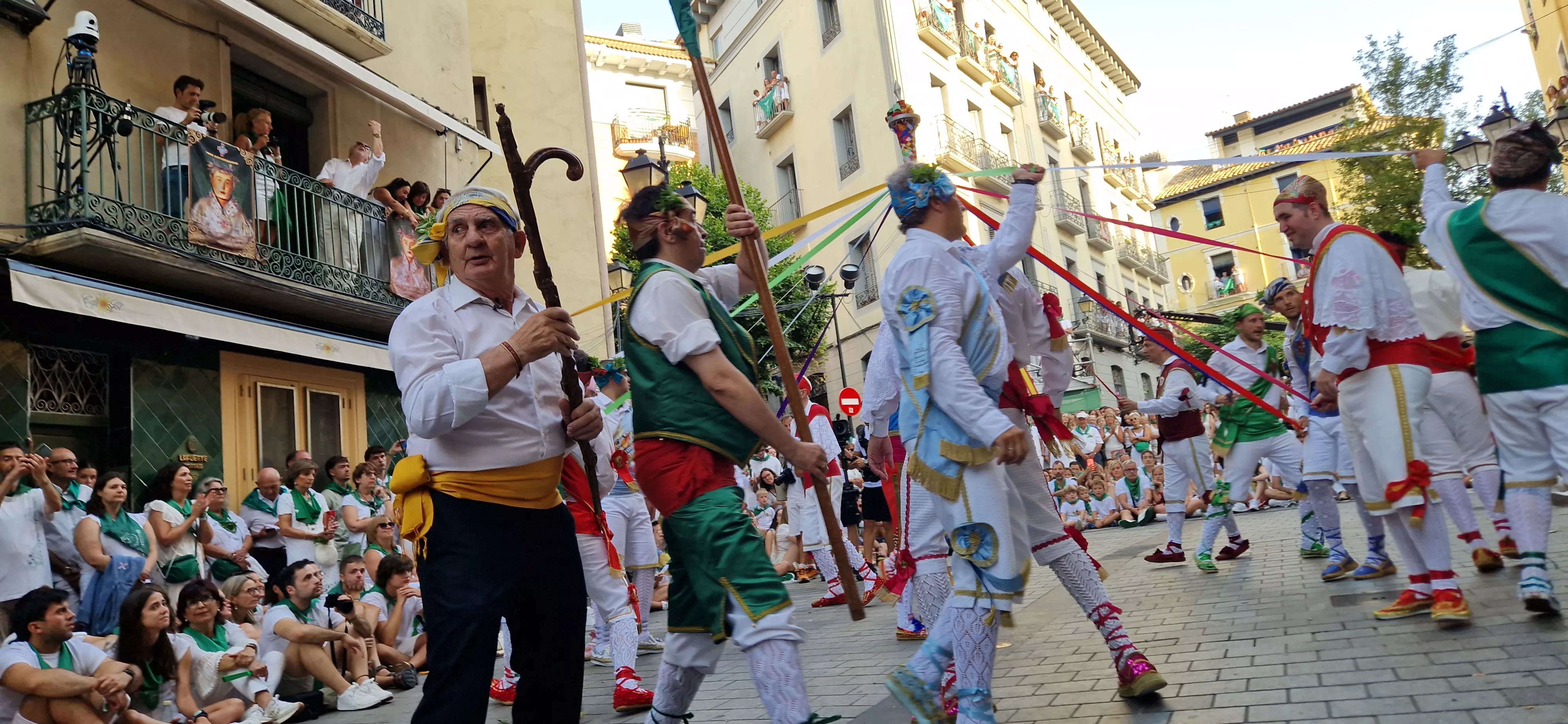 Actuación de los Danzantes en la plaza de San Lorenzo. Foto Myriam Martínez
