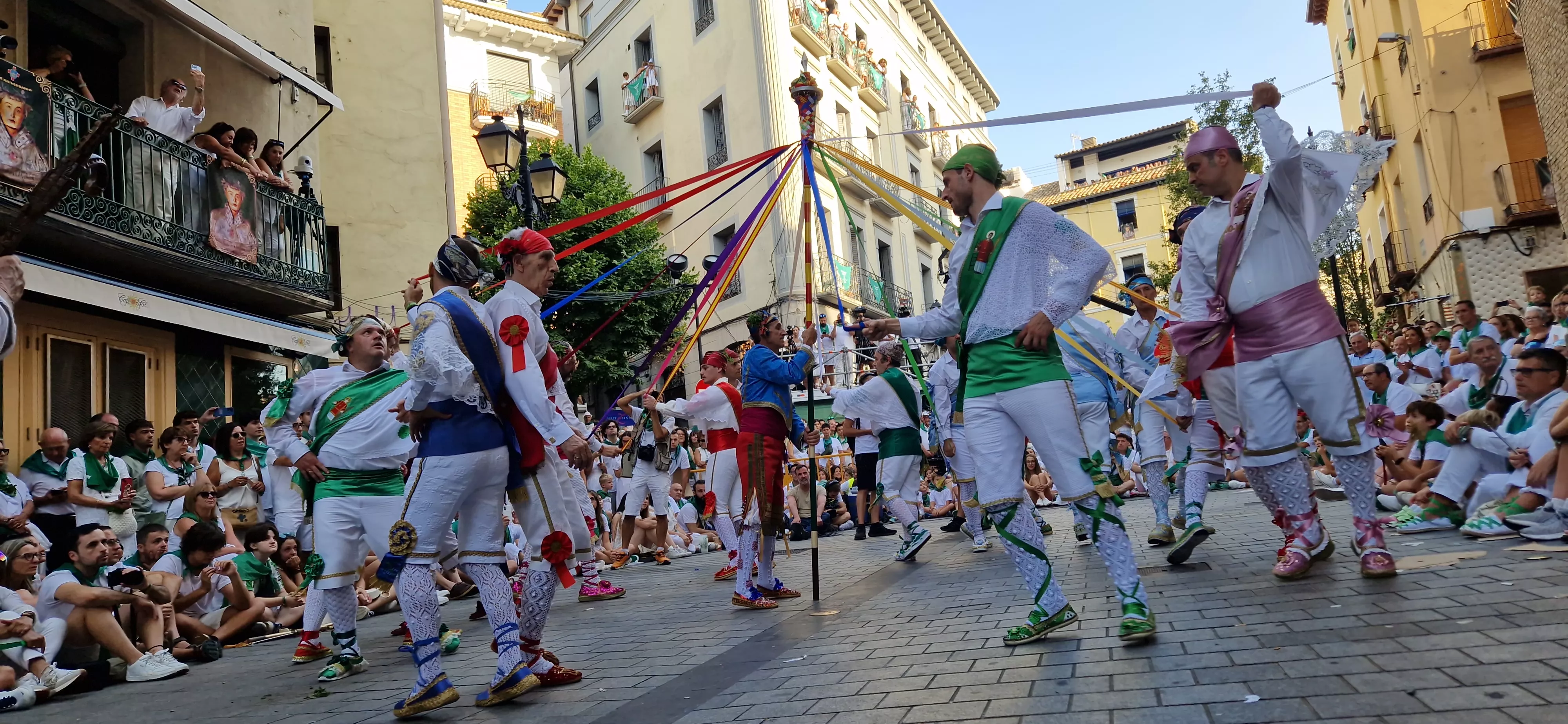 Actuación de los Danzantes en la plaza de San Lorenzo. Foto Myriam Martínez