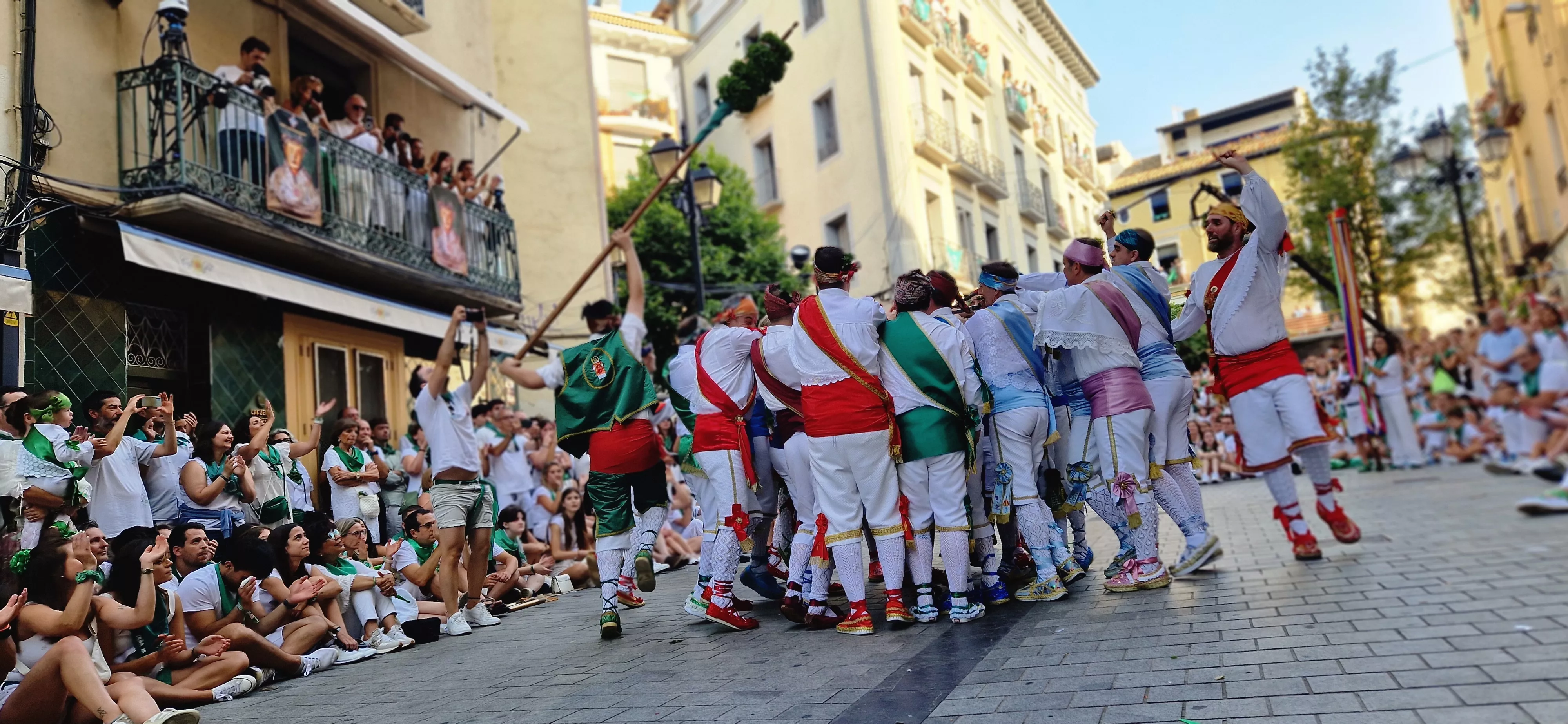 Actuación de los Danzantes en la plaza de San Lorenzo. Foto Myriam Martínez