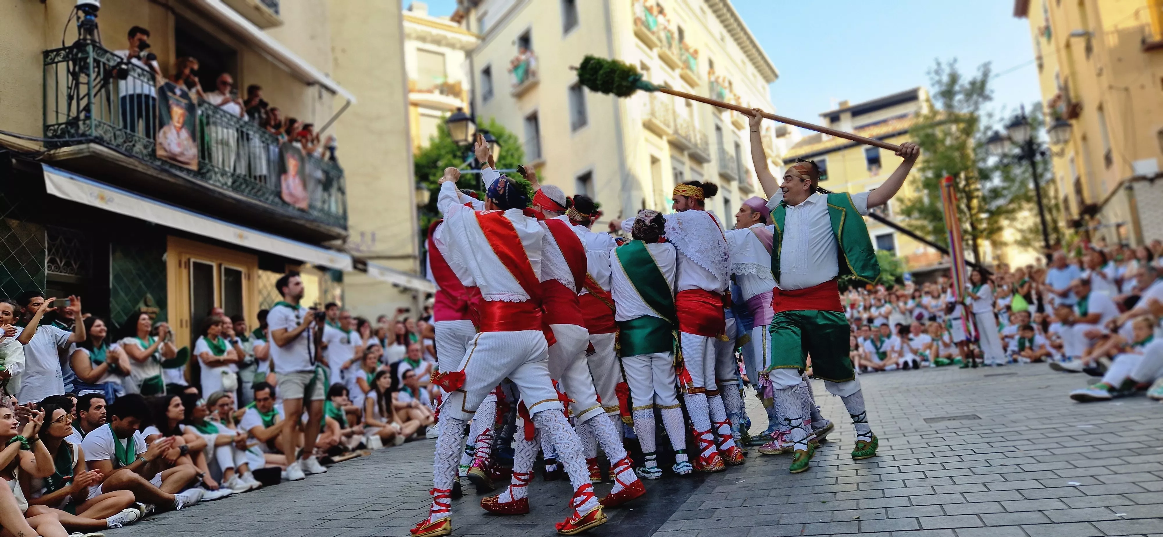 Actuación de los Danzantes en la plaza de San Lorenzo. Foto Myriam Martínez