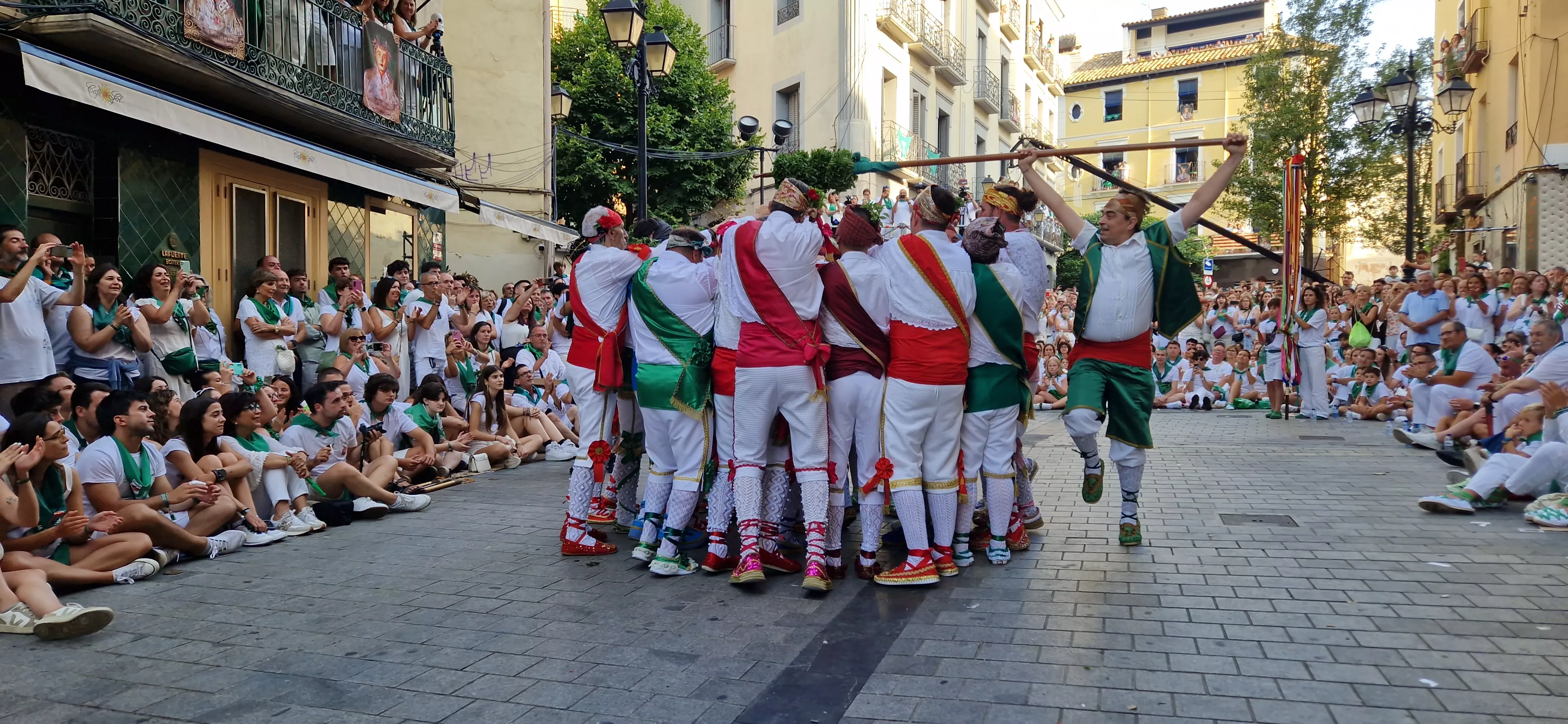 Actuación de los Danzantes en la plaza de San Lorenzo. Foto Myriam Martínez